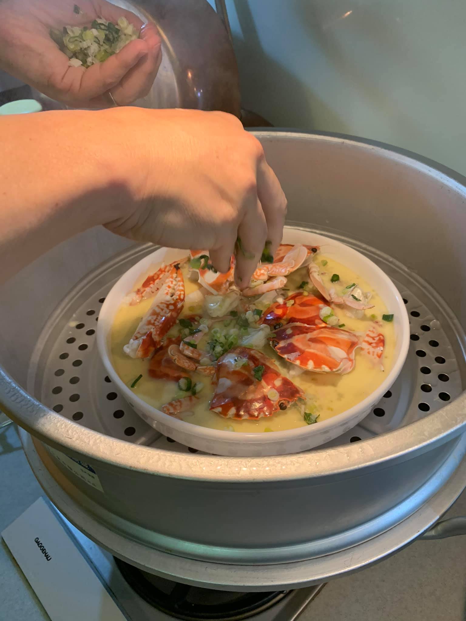10分鐘後撒上蔥花。