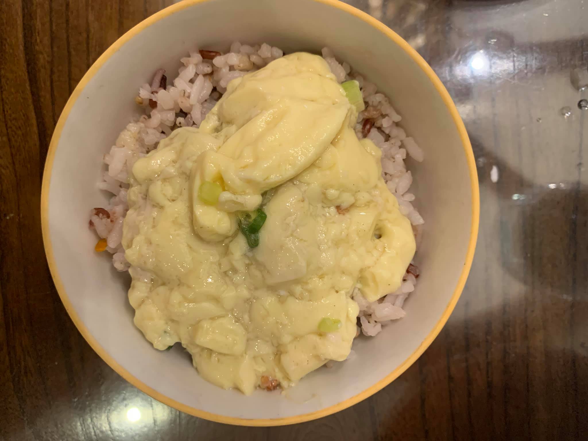 我先舀蛋到飯上，看看那嫩口的蒸蛋。