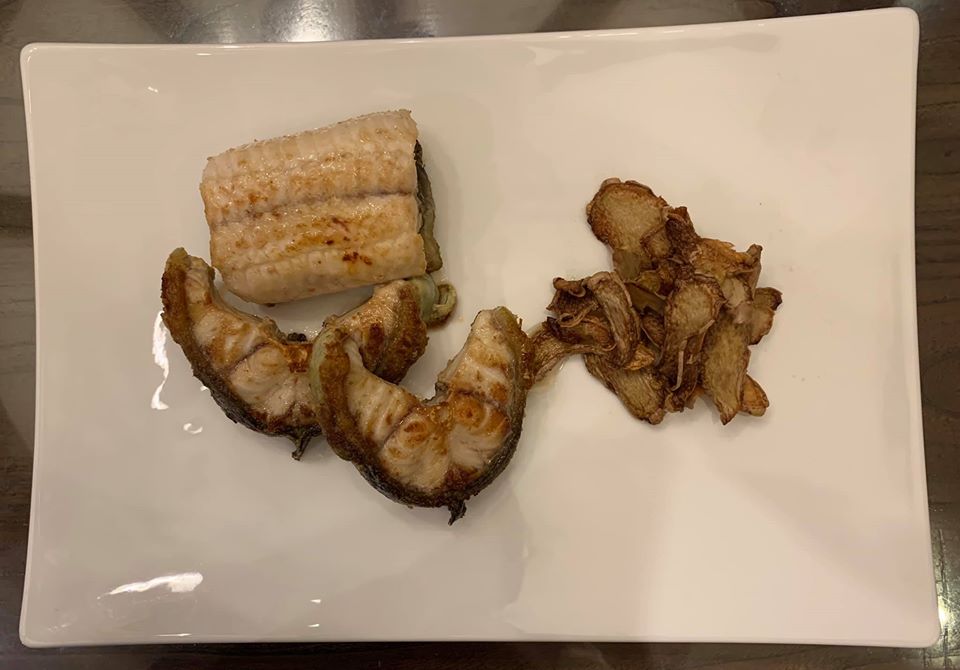 麻油香煎野生鱸鰻，擺盤上桌。