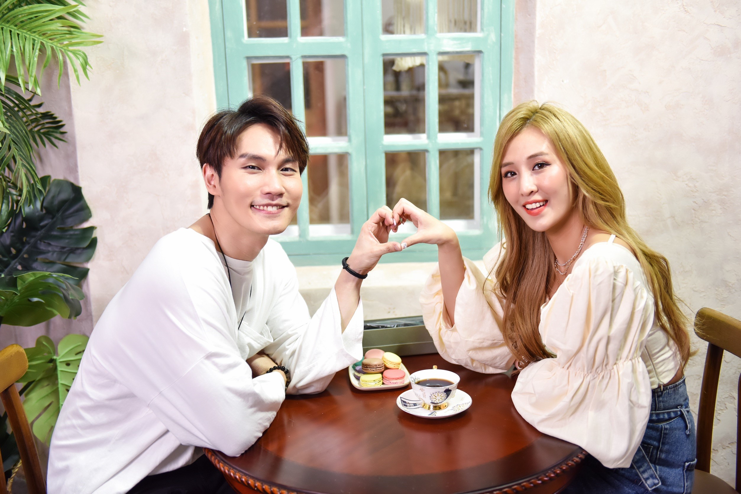 米亞若與周定緯在新歌MV中扮演甜蜜小情侶,大玩「猜拳我愛你」的小遊戲。（無限志娛樂提供）