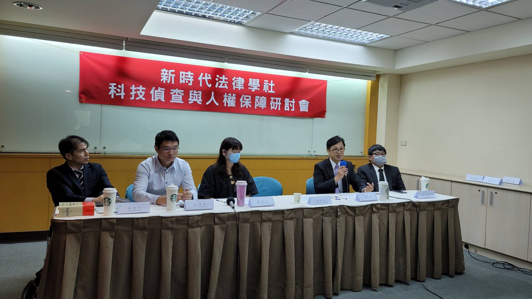 刑事警察局科技犯罪防制中心林建隆主任表示,科技犯罪與日遽增,相關立法規範是必要的,尤其在緊急情況下,很可能來不及向法院取得令狀,如何在法官保留原則下,賦予緊急處置權也是相對重要。