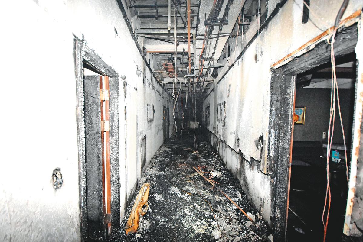 錢櫃KTV林森店發生大火後，內部猶如廢墟。（台北市消防局提供）