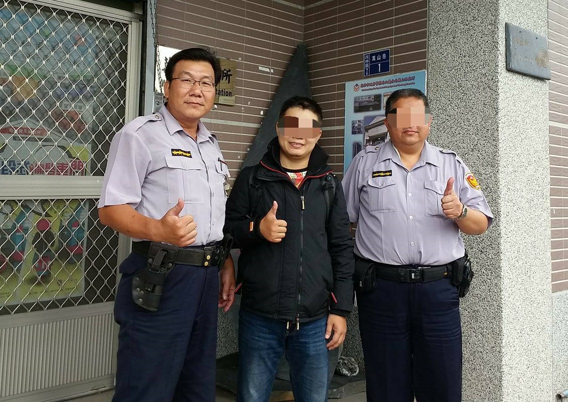 前六龜萬山派出所所長吳文瑞（左）酒駕發生車禍，遭拔官調職。（翻攝畫面）