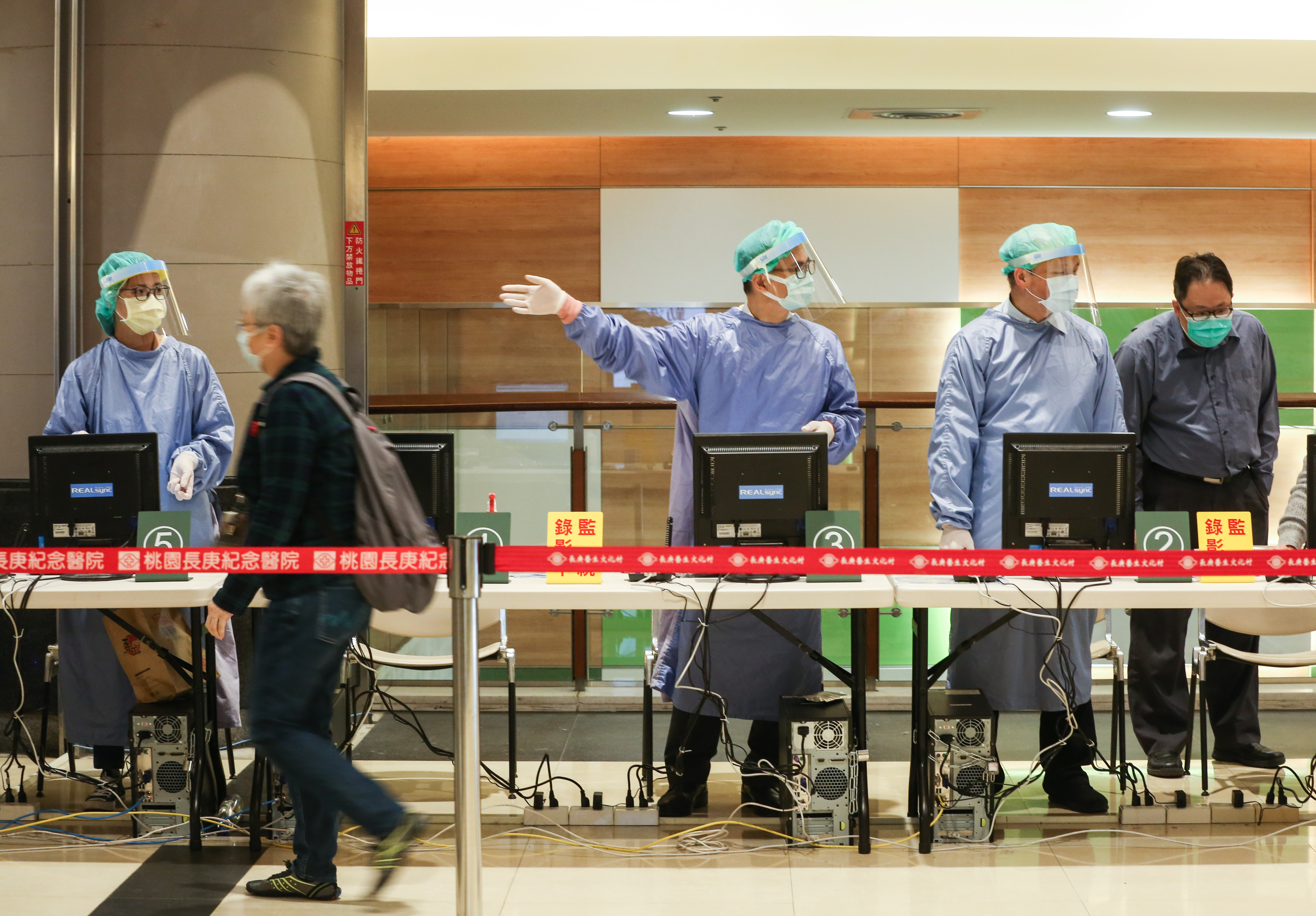 武漢肺炎疫情未歇，全球至今超過3600萬例確診。圖為民眾進入醫療院所需量測體溫，當事人與本新聞無關。（本刊資料照）