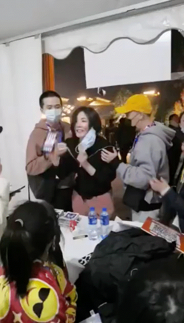 王菲看音樂節表演太投入，把手機跳掉了自己都不知道，後來親赴服務台領取，還摘下口罩道謝。（新浪娛樂微博圖片）