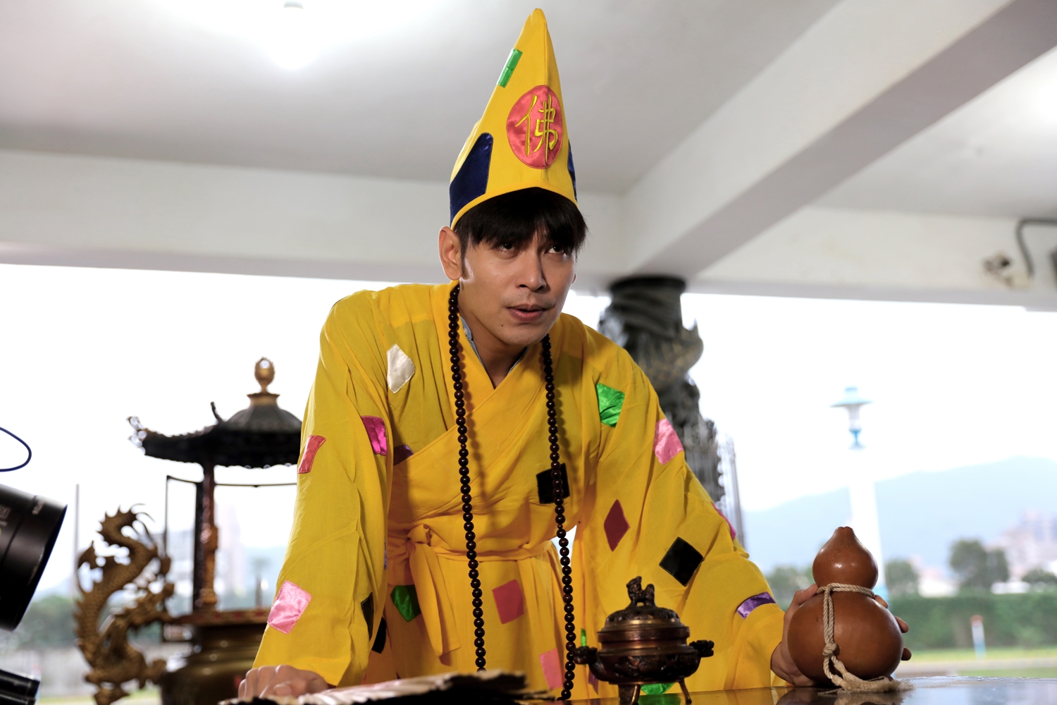 楊子儀拍戲時遭濟公師傅上身，竟真的開出明牌。（緯來提供）