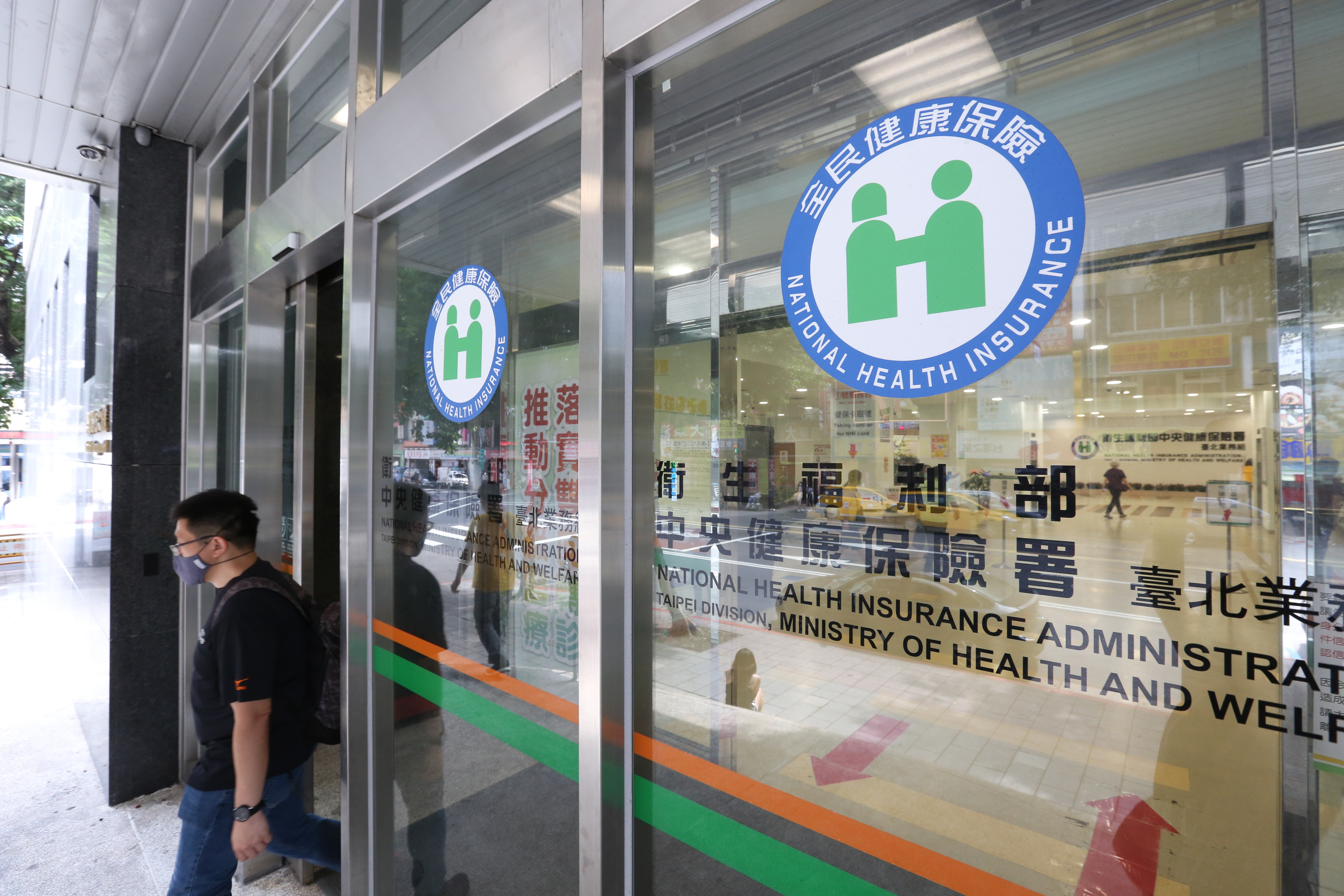 因應明年基本工資調漲，將有285萬人健保跟著調升。（資料照）