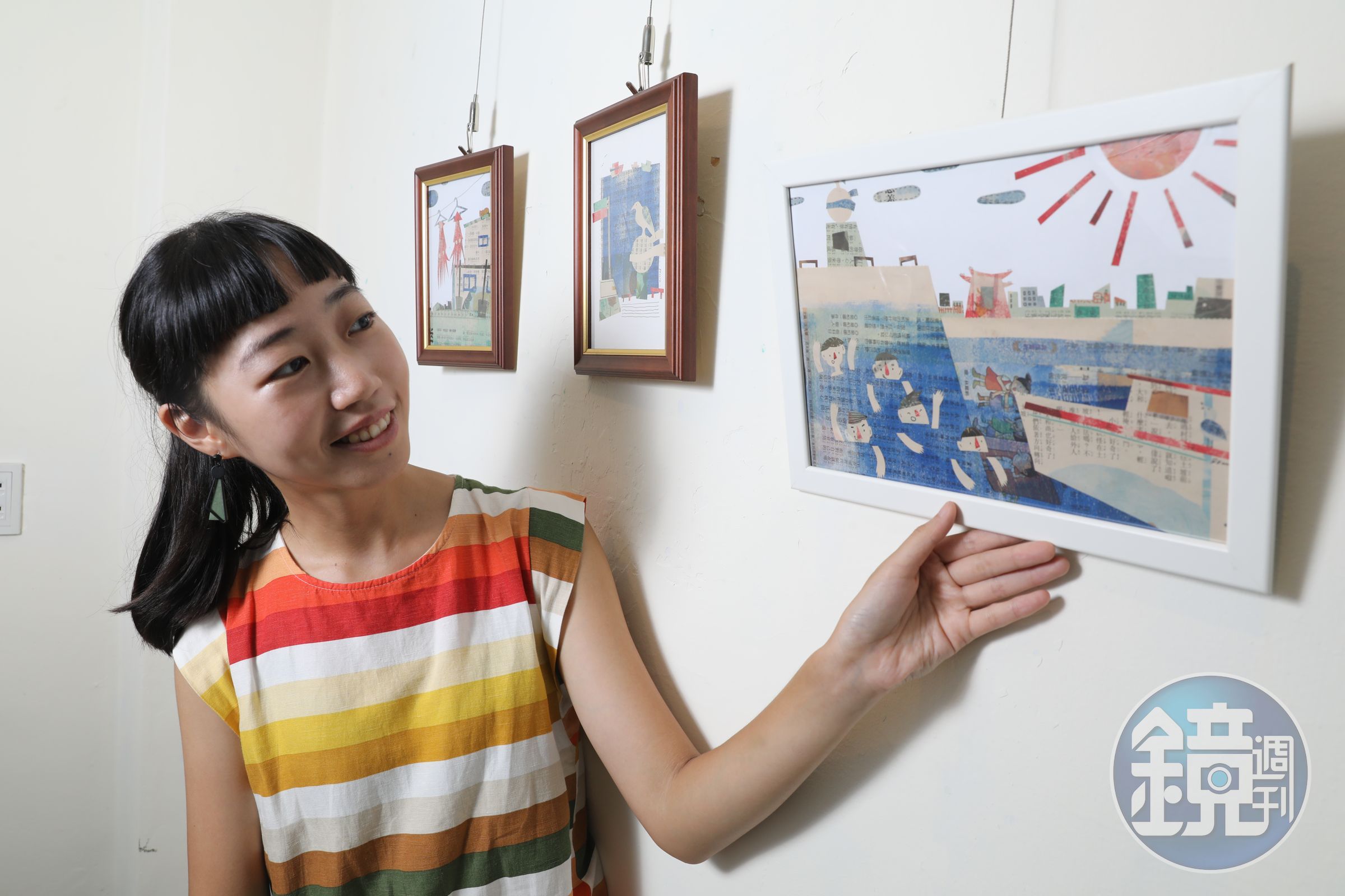 以舊報紙、碎紙為創作材料的許方瑜，不僅駐村創作還兼導覽。