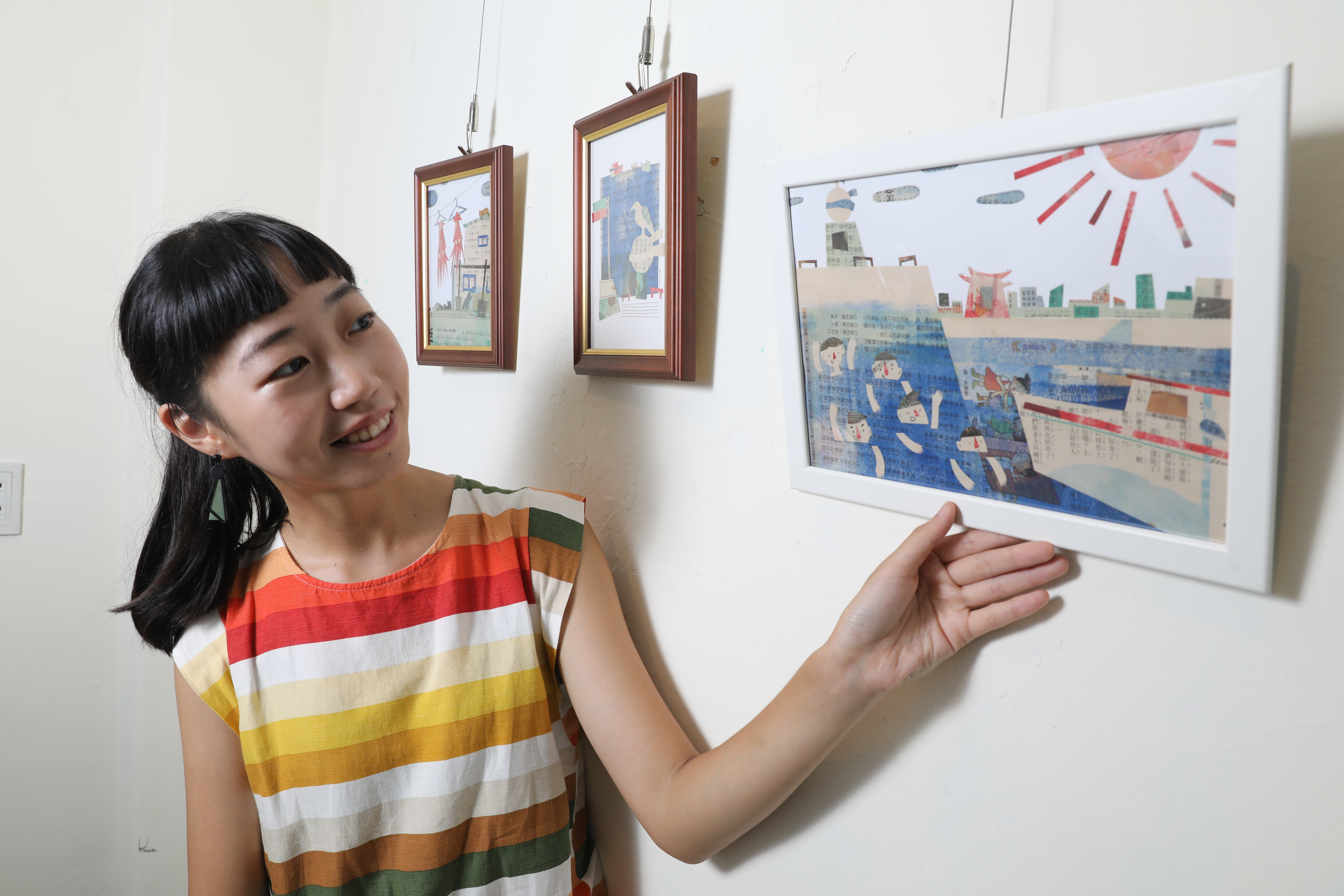 以舊報紙、碎紙為創作材料的許方瑜，不僅駐村創作還兼導覽。
