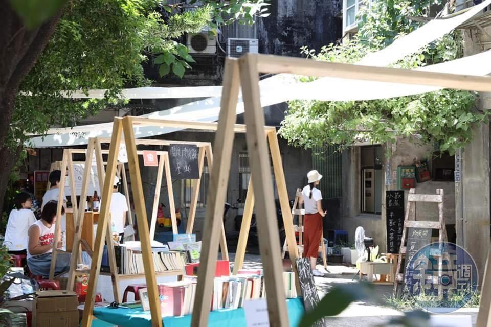推出書攤市集，展售創意小物。