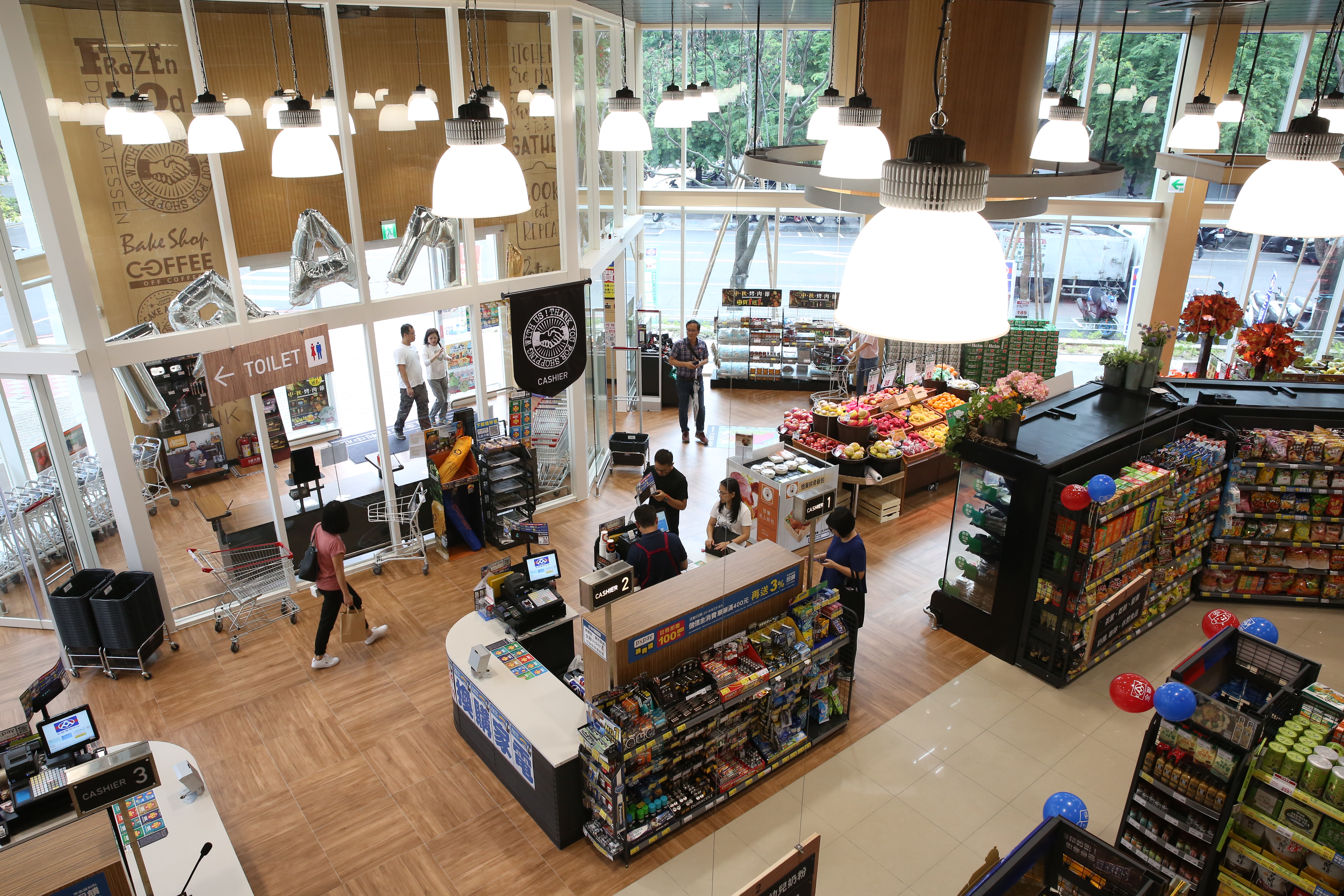 量販賣場的購物氛圍，會引導民眾越買越多。