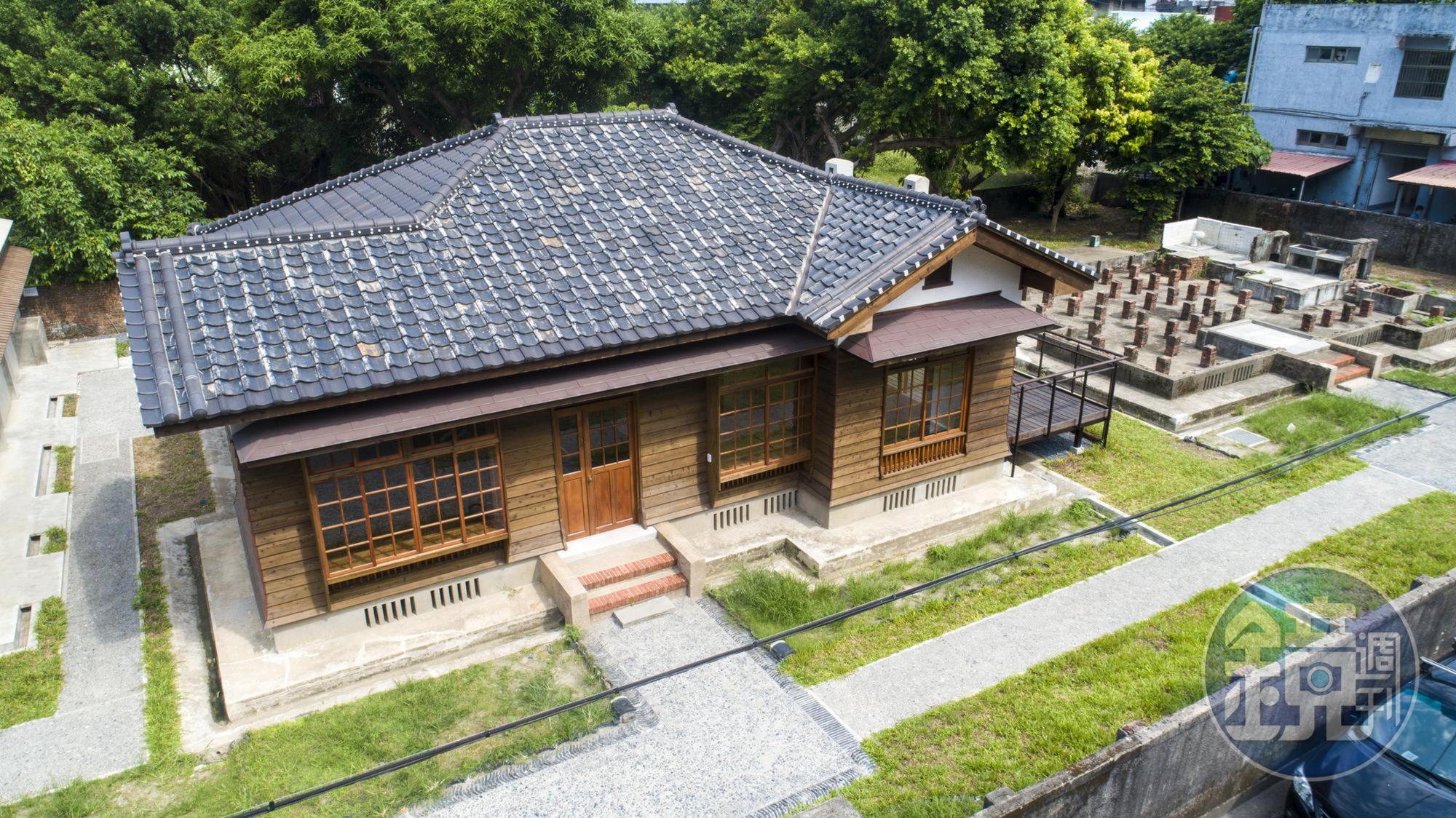 空拍校官眷舍基地,整體建築維持完善的樣貌,進去裡面參觀,能感受到歷史氛圍。