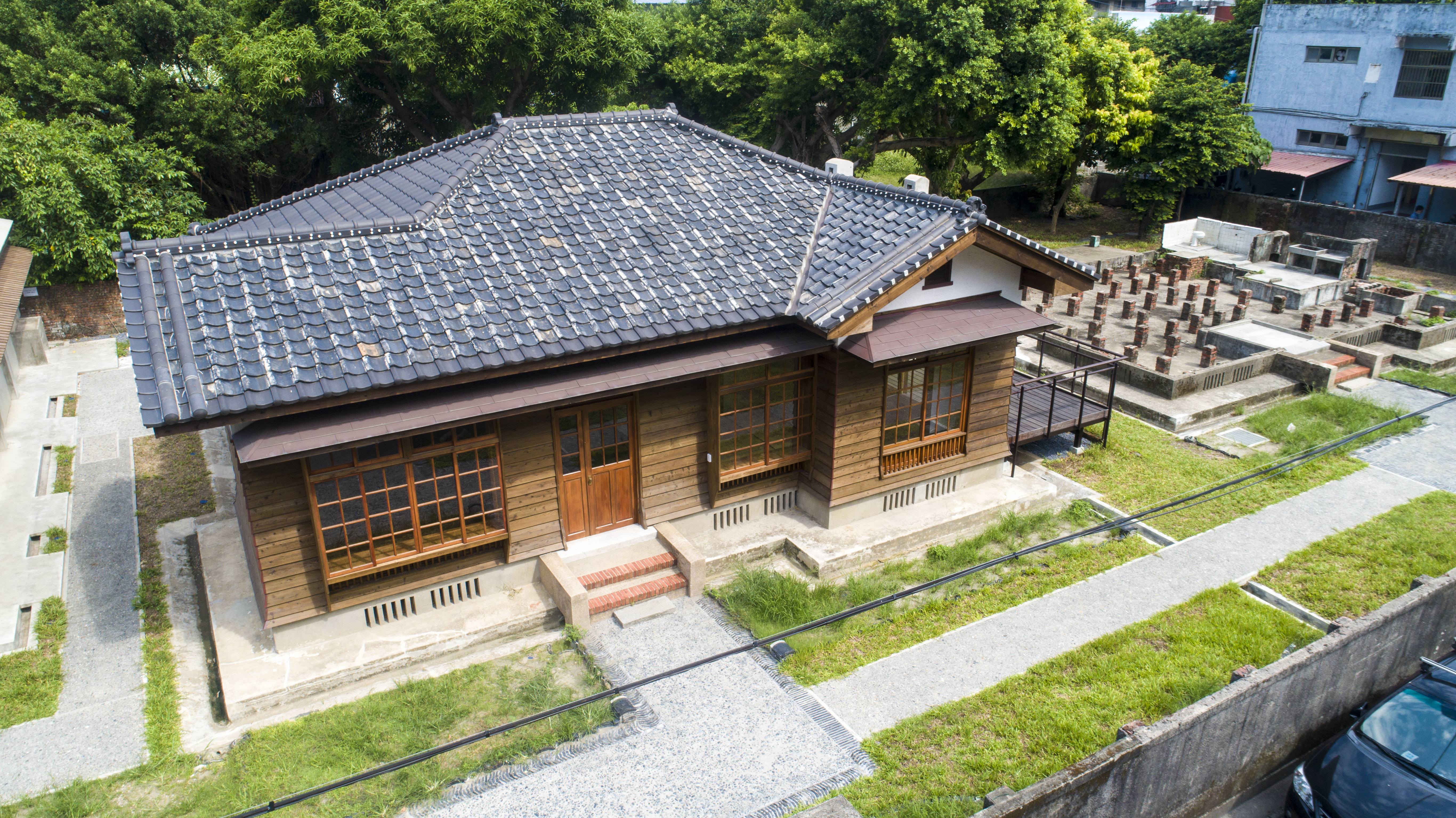 空拍校官眷舍基地，整體建築維持完善的樣貌，進去裡面參觀，能感受到歷史氛圍。