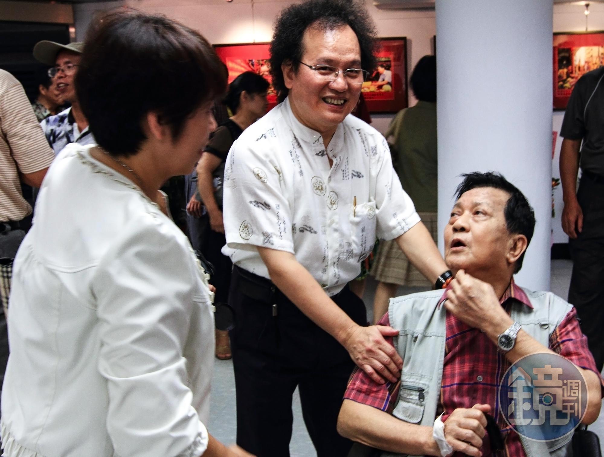 2010年鄭老師(右)住院向醫院請假,抱病出席白明德攝影個展開幕式,是鄭老師生前最後一次公開場合露臉。