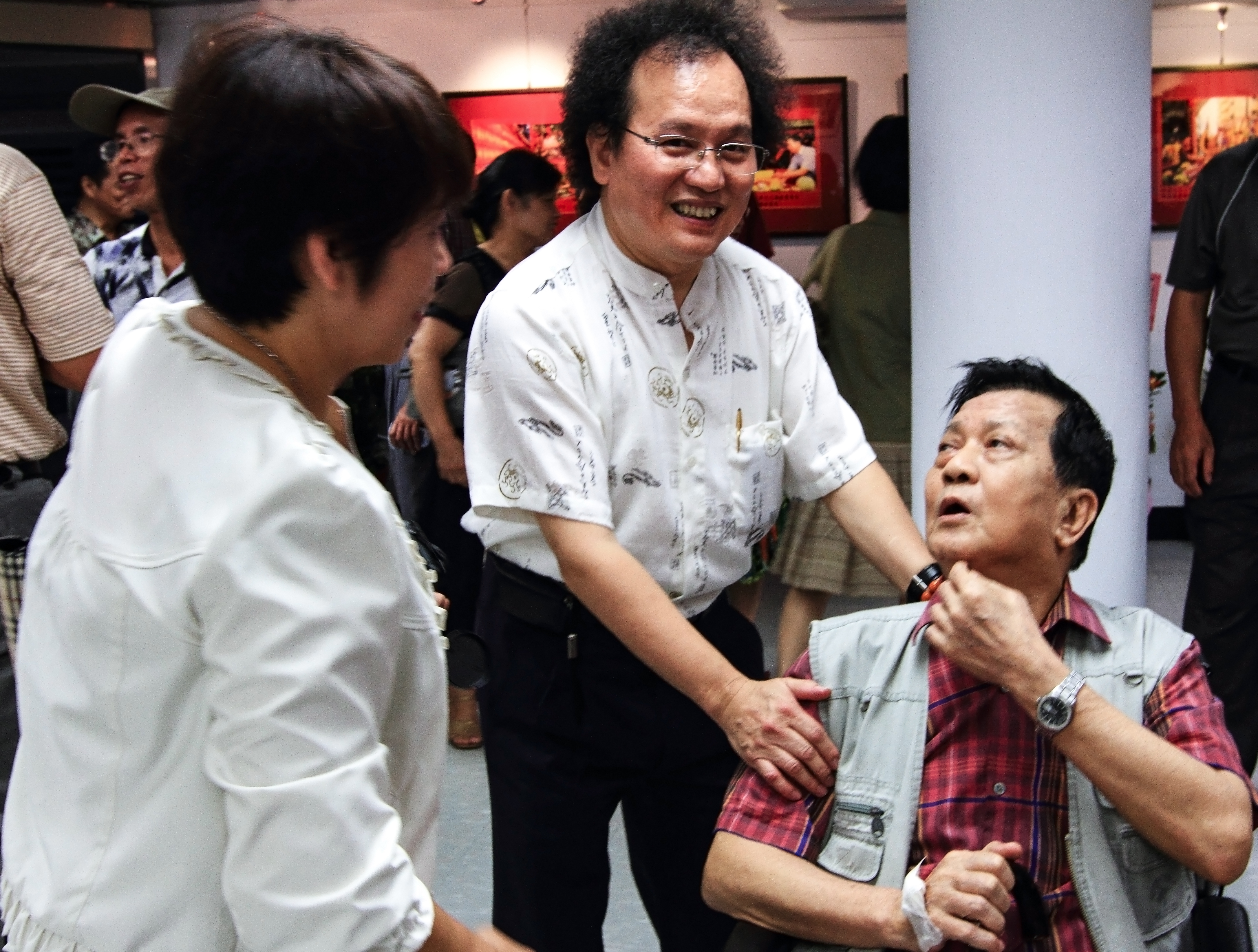 2010年鄭老師（右）住院向醫院請假，抱病出席白明德攝影個展開幕式，是鄭老師生前最後一次公開場合露臉。