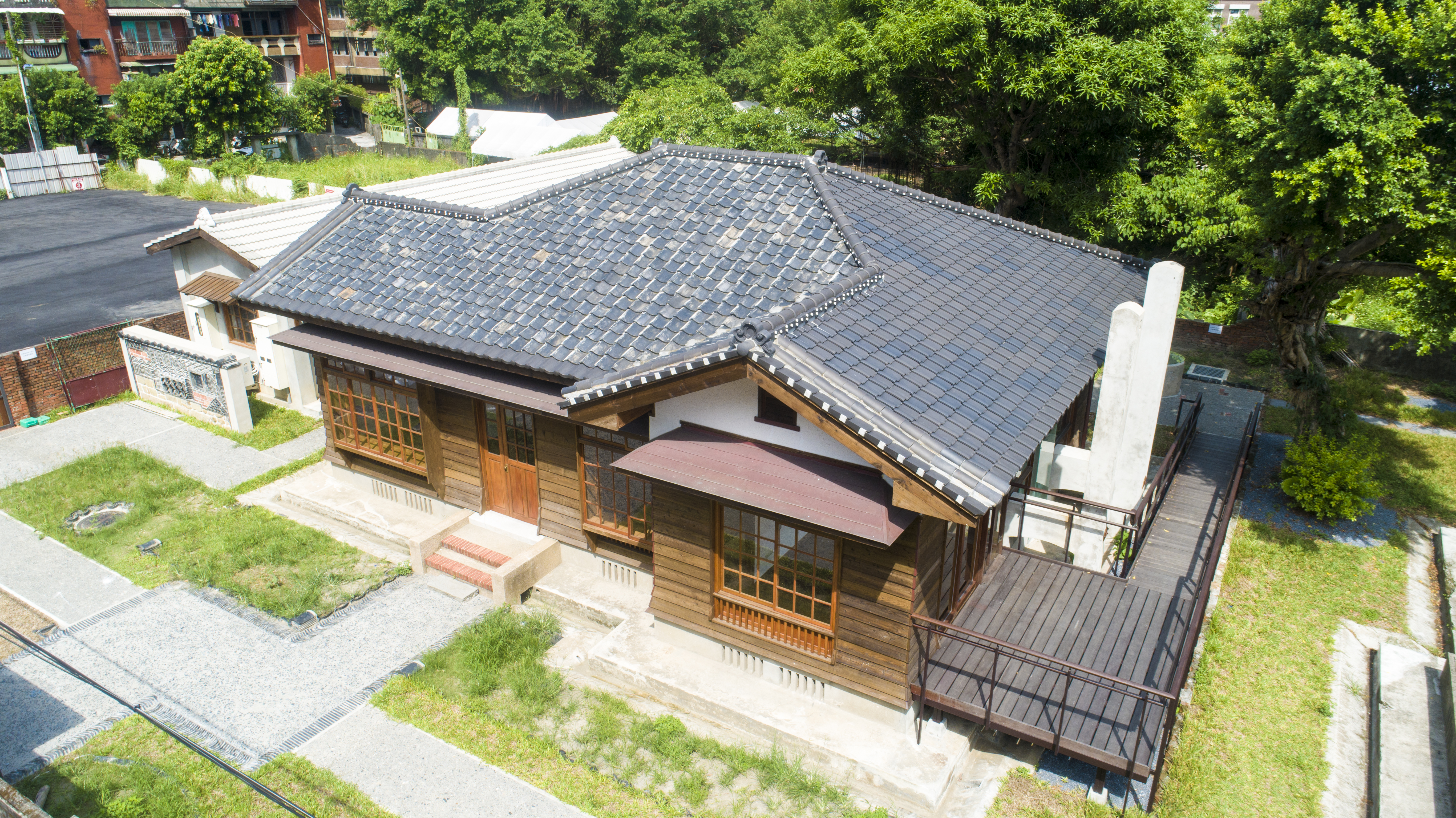 在修復工程中，發現日治時期留下的台所（廚房）及風呂（浴室）遺構，為此在官舍旁重現2座煙囪。