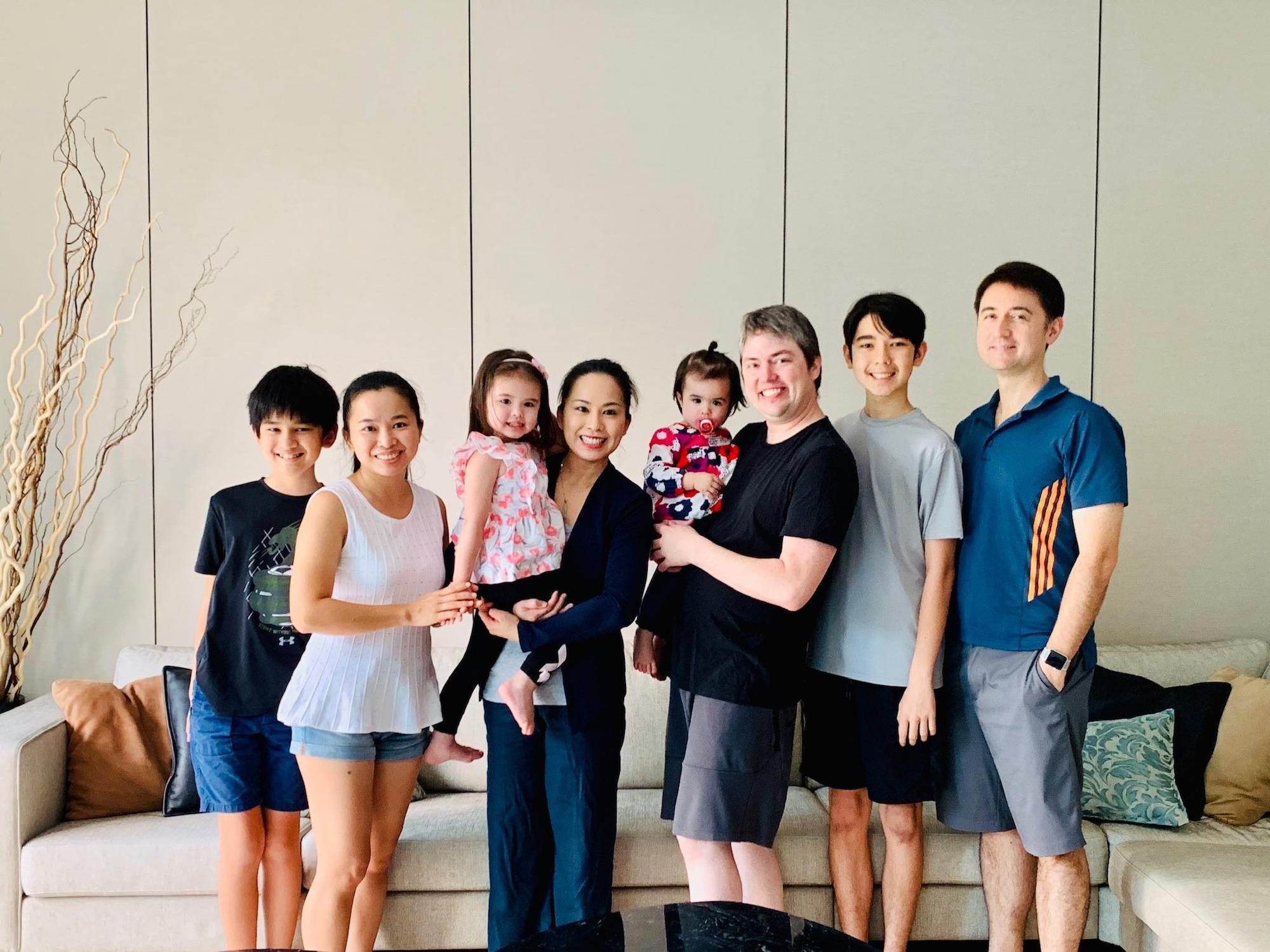 楊依倫夫婦與女兒團聚時,與姐姐全家人合影。(楊明德提供)