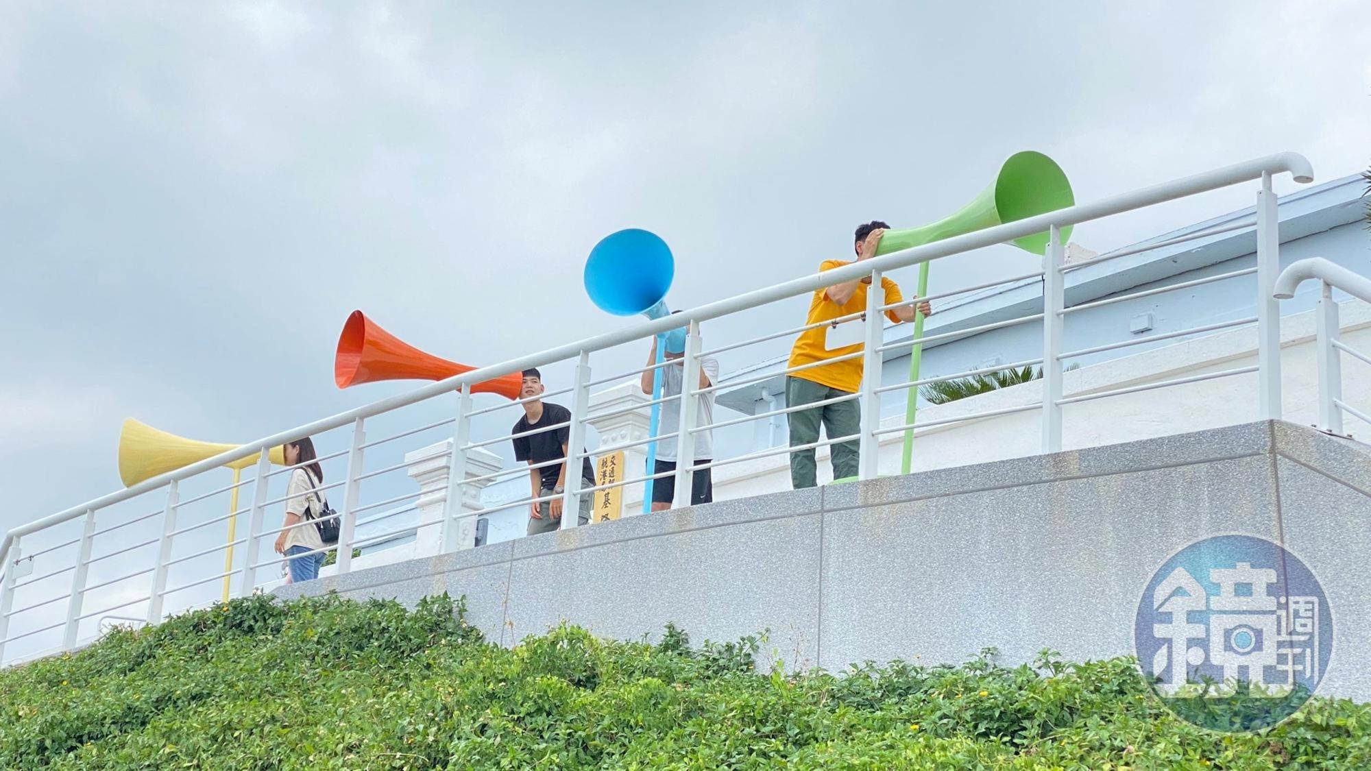 基隆燈塔前的「望港」。