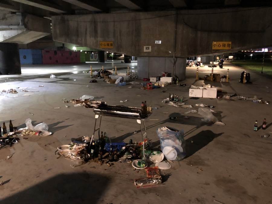 中秋連假民眾瘋烤肉，卻因此留下爆量垃圾使清潔人員疲於整理。（翻攝自PTT）★《鏡週刊》關心您：未滿18歲禁止飲酒，飲酒過量害人害己，酒後不開車，安全有保障。