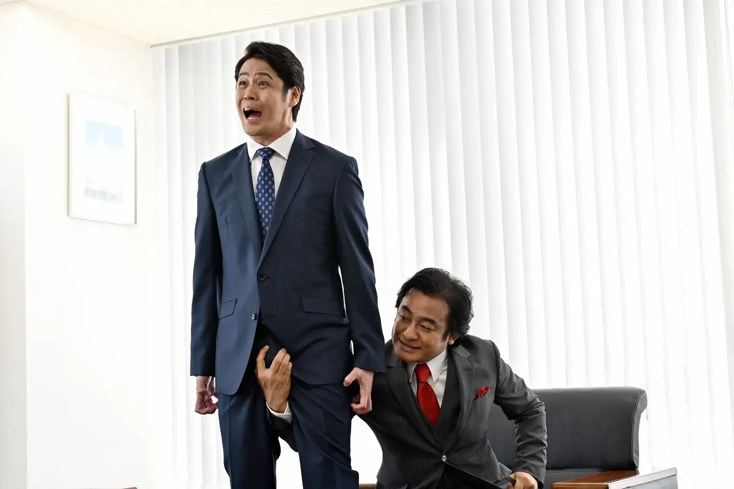 片岡愛之助(右)飾演的「黑崎娘娘」在《半澤直樹》續篇中也沒改掉「偷桃」習慣,連人氣聲優宮野真守也被抓。(翻攝自TBS)