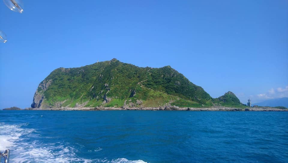 位於台灣北方海域的基隆嶼,素有「台灣龍珠」美譽,未有燈塔前,曾經是討海人仰望的海上指標,也是基隆人最熟悉的地標,更是郵輪跳島熱點之一。「看見基隆嶼,就看見台灣」,帶你前進這座孤懸海上的神祕之島,你才發現基隆嶼原來是這麼的美。