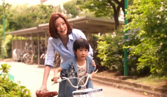 半澤直樹的兒子「隆博」（前）從續篇中完全消失，引來觀眾熱烈討論。（翻攝自TBS畫面）