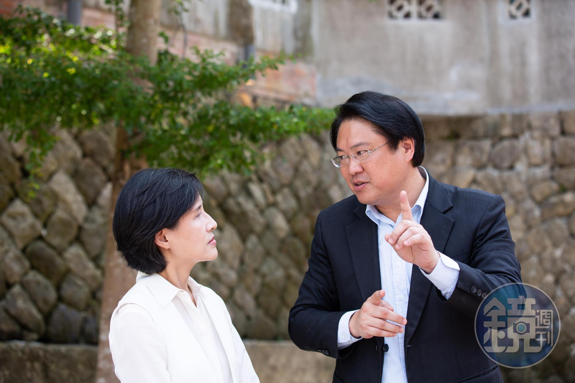 林右昌(右)與鄭麗君暢談歷史再造理念。
