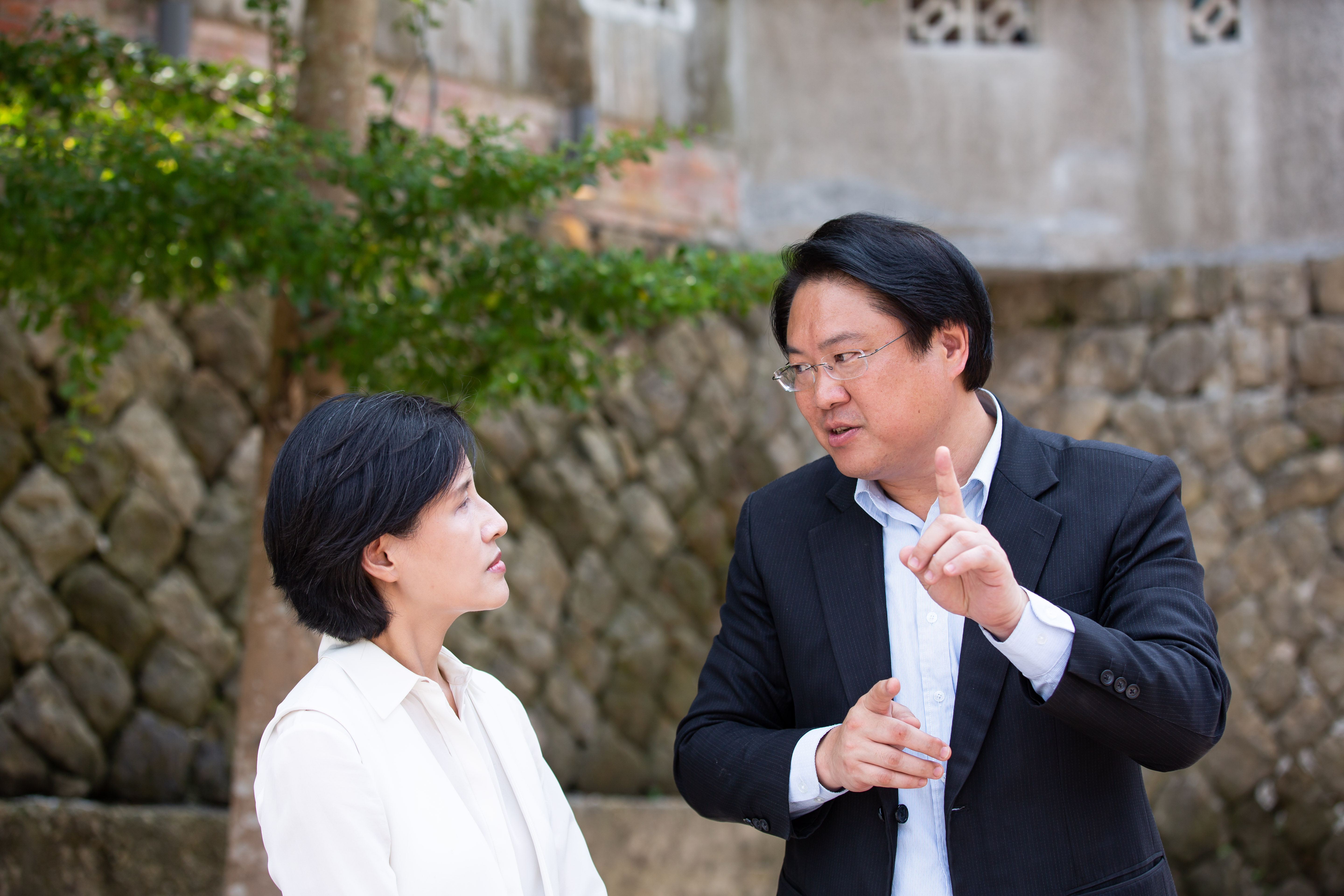 林右昌（右）與鄭麗君暢談歷史再造理念。