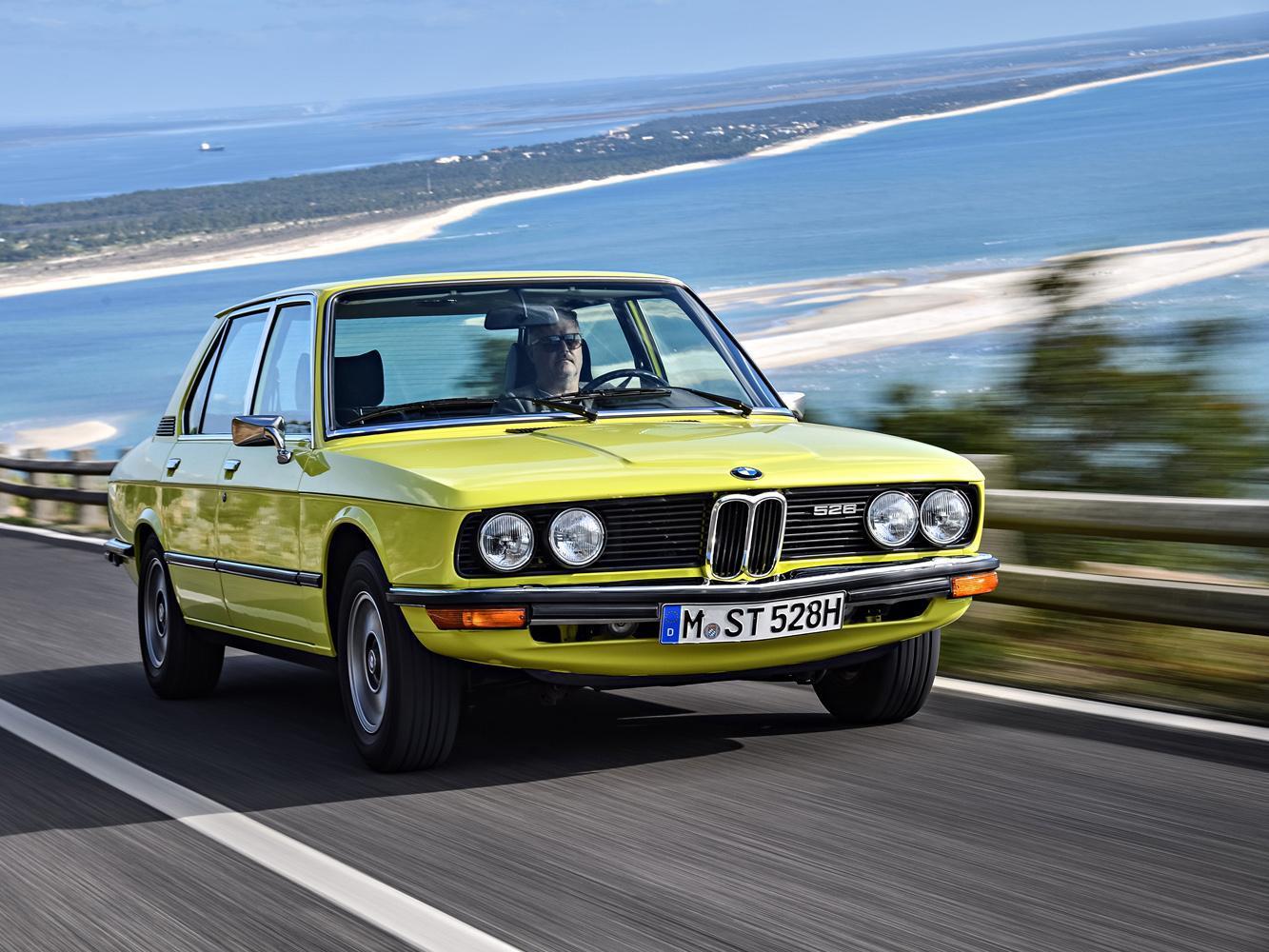 BMW在設計E12 5 Series時開始加入許多經典的設計思維，包括以駕駛為中心傾斜的中控設計、鯊魚般向前傾斜的車頭線條等。