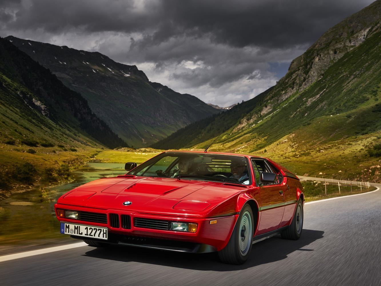 BMW M1車身由玻璃纖維製成，楔形設計、稜角分明、極度簡潔。