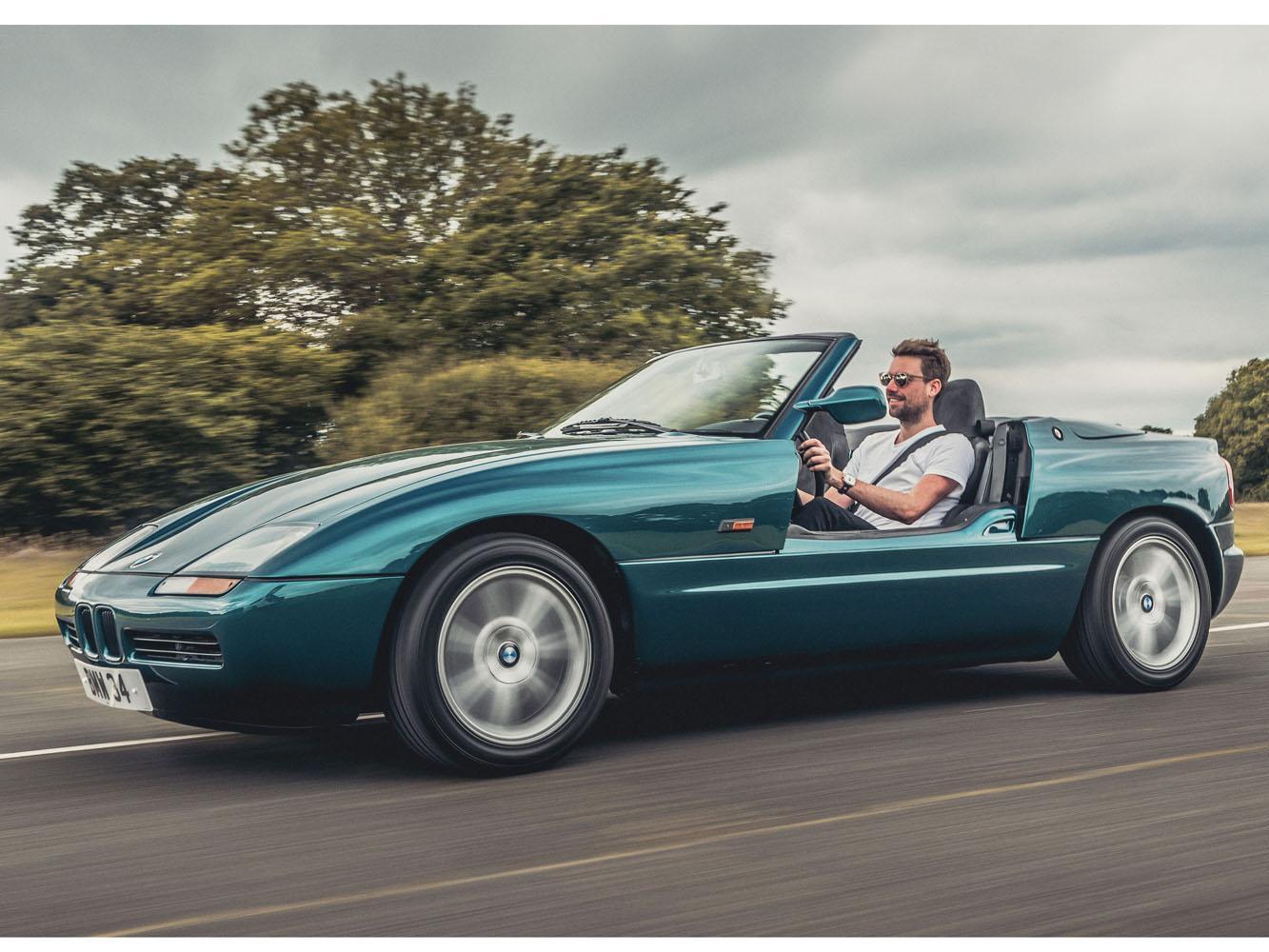 BMW Z1的車門設計非常特別，她的車門可以直接下放到門檻條處（收納起來），通常把這種設計稱之為「升降門」。