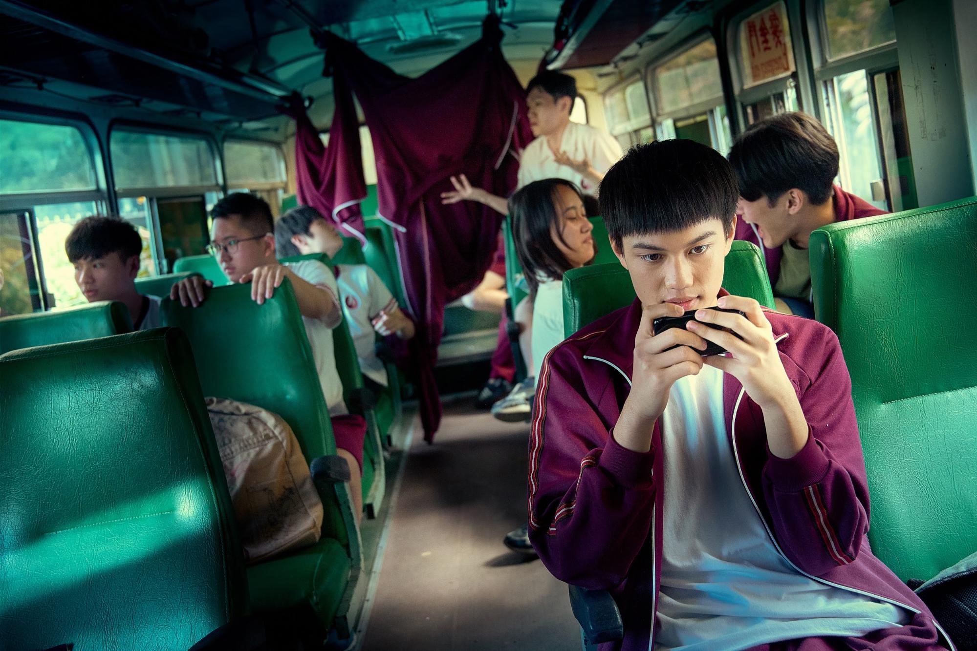 學生們在校車上嬉戲玩鬧的背後，最後一排竟然藏著不可告人的事情。（CatchPlay提供）