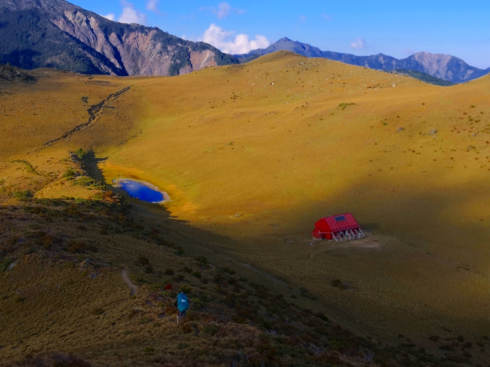 大水窟山屋就位在一個大水池旁。