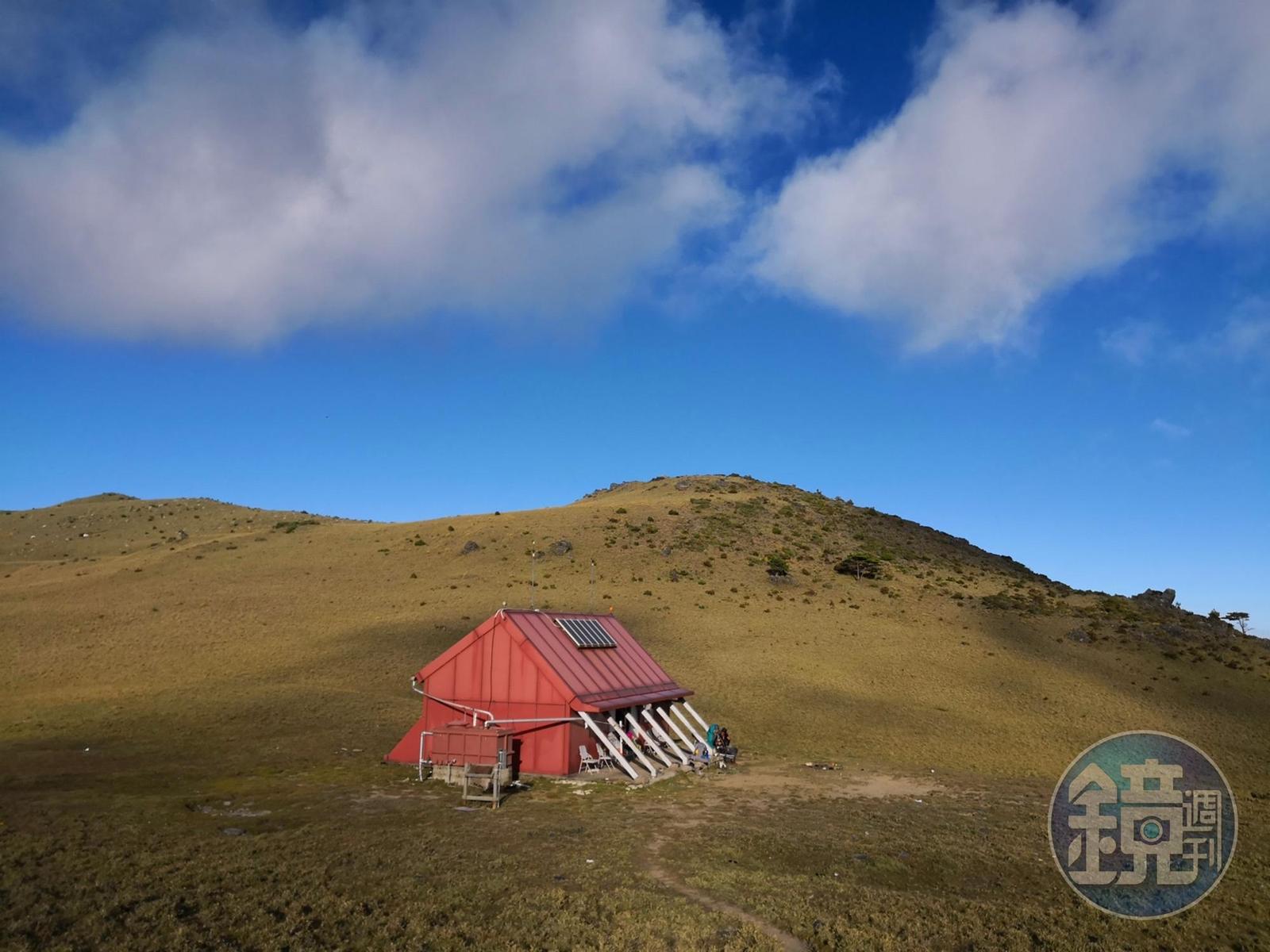 大水窟山屋為鋼骨結構，四周腹地平緩寬廣。
