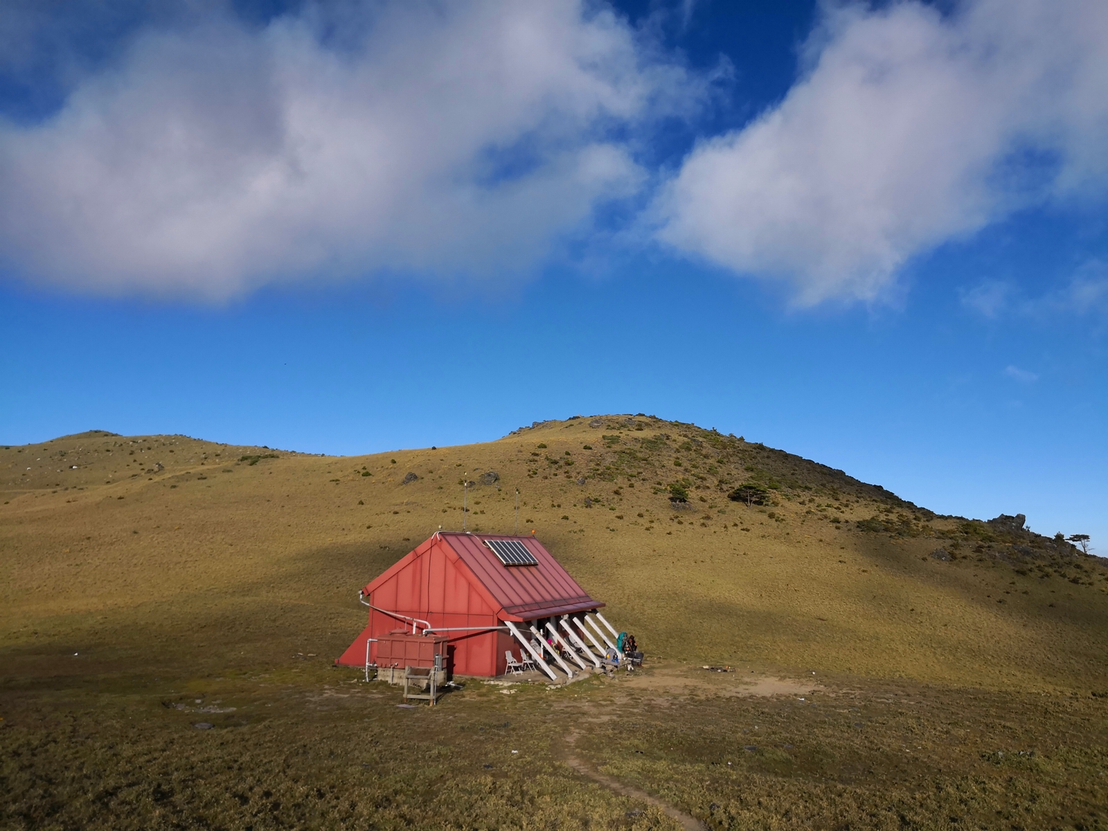 大水窟山屋為鋼骨結構,四周腹地平緩寬廣。