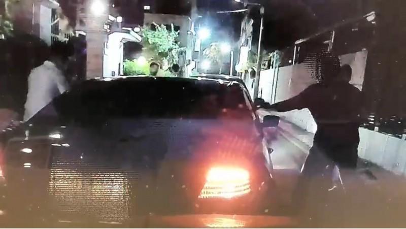 員警砸車逮捕毒販,被民眾誤認為當街砸車擄人。(翻攝畫面)