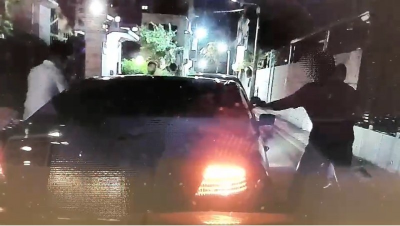 員警砸車逮捕毒販，被民眾誤認為當街砸車擄人。（翻攝畫面）