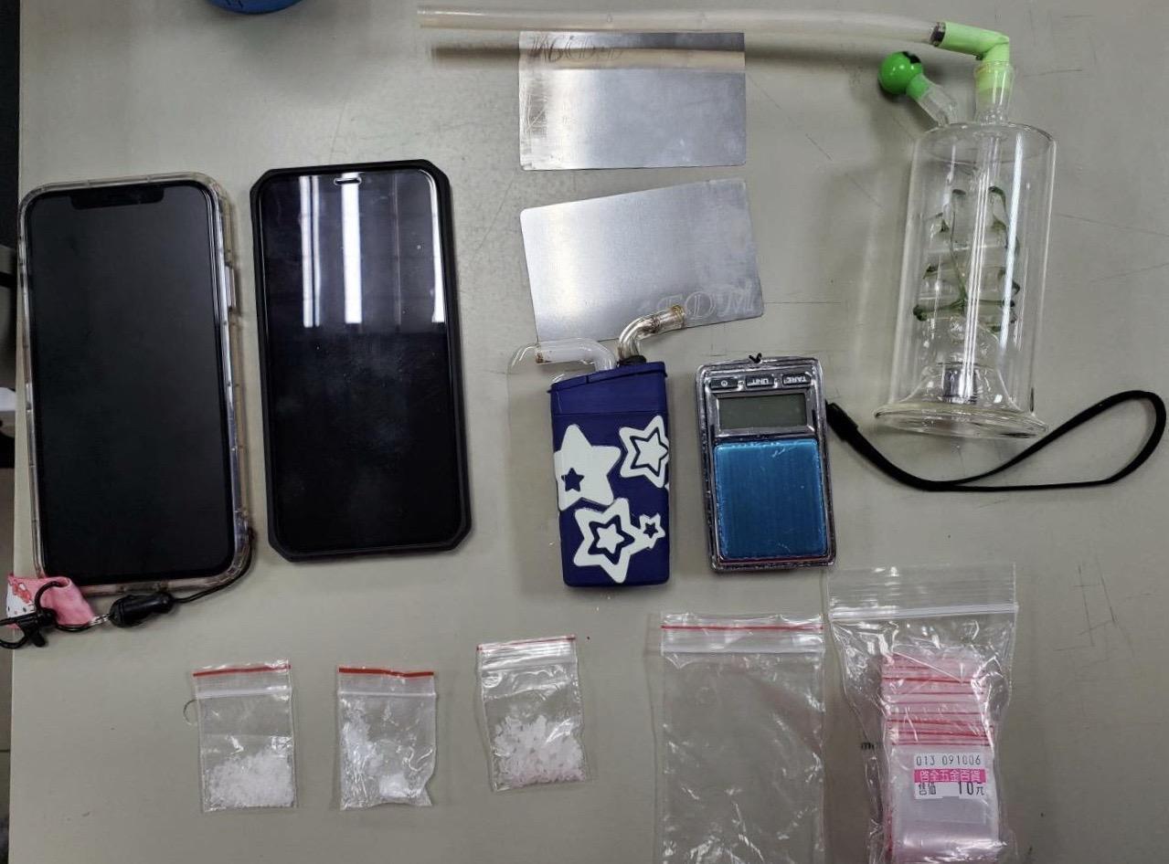 警方查扣安非他命3包及吸食器等證物。(翻攝畫面)