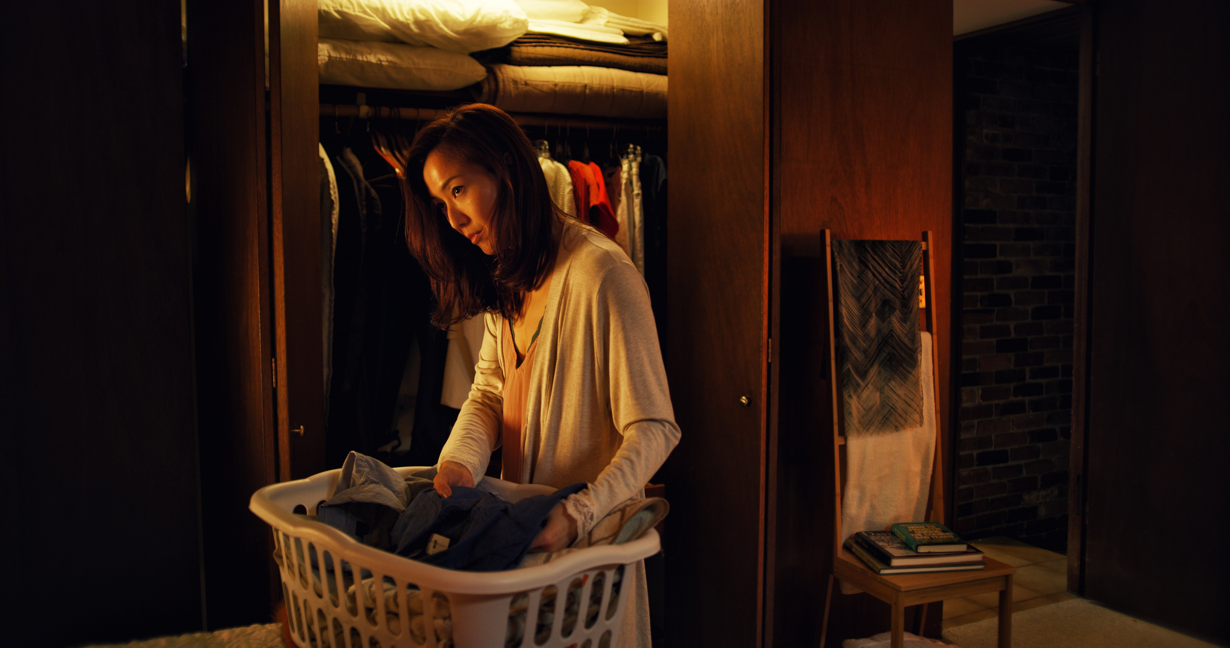 鄭秀文在《聖荷西謀殺案》造型也很樸素，但她心中藏有鬼胎，自認這次演出「顛覆過往所有角色」。（華映提供）