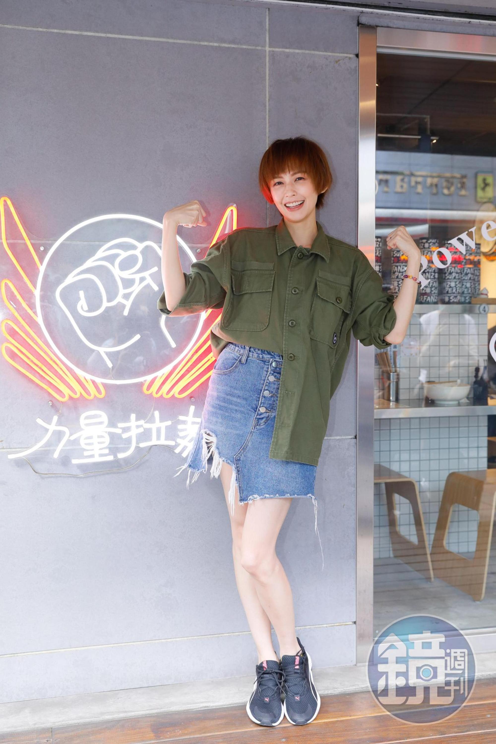 袁艾菲幫孫其君的拉麵店站台。