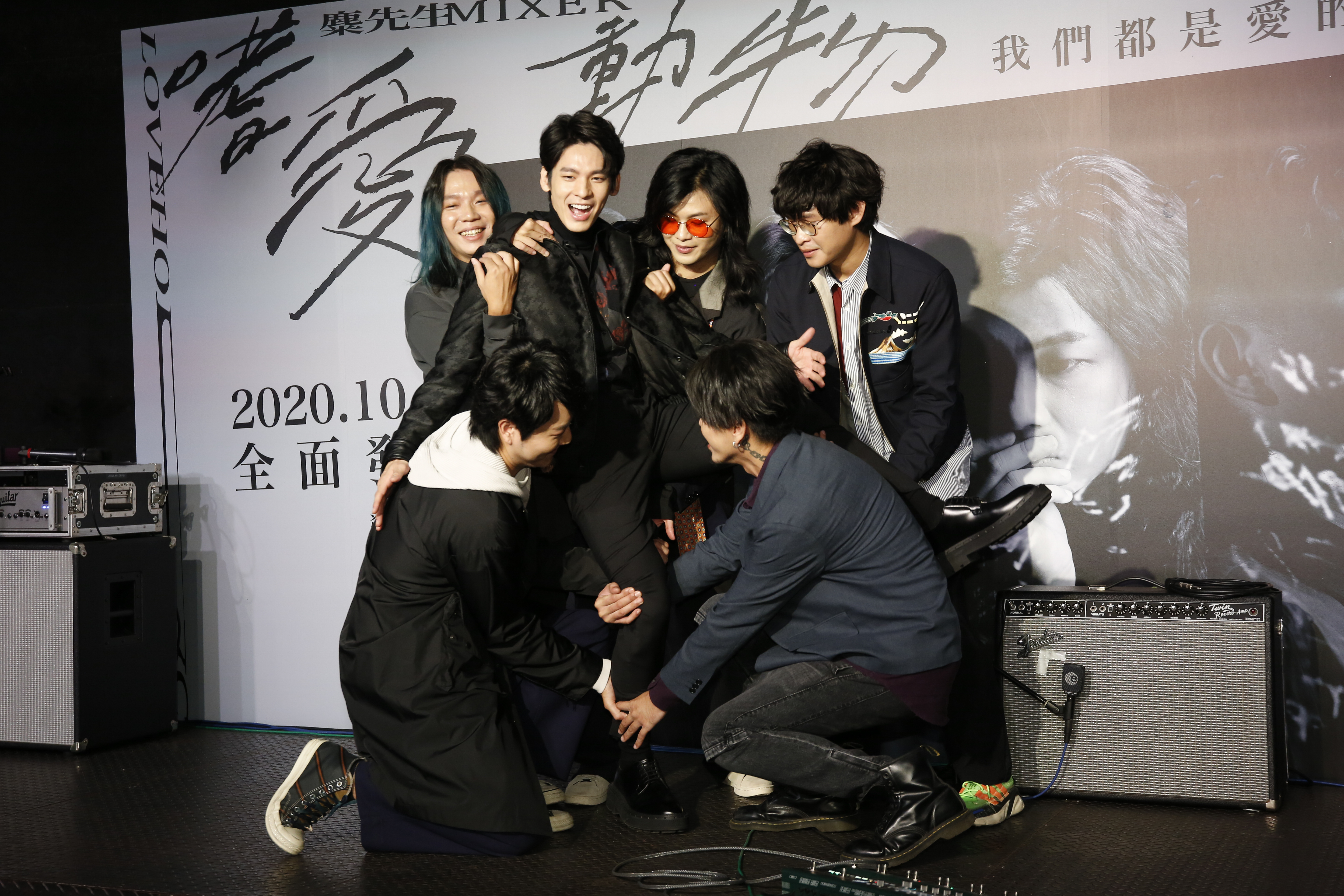 林柏宏現身麋先生發片記者會，團員開心地要把他抬起來。