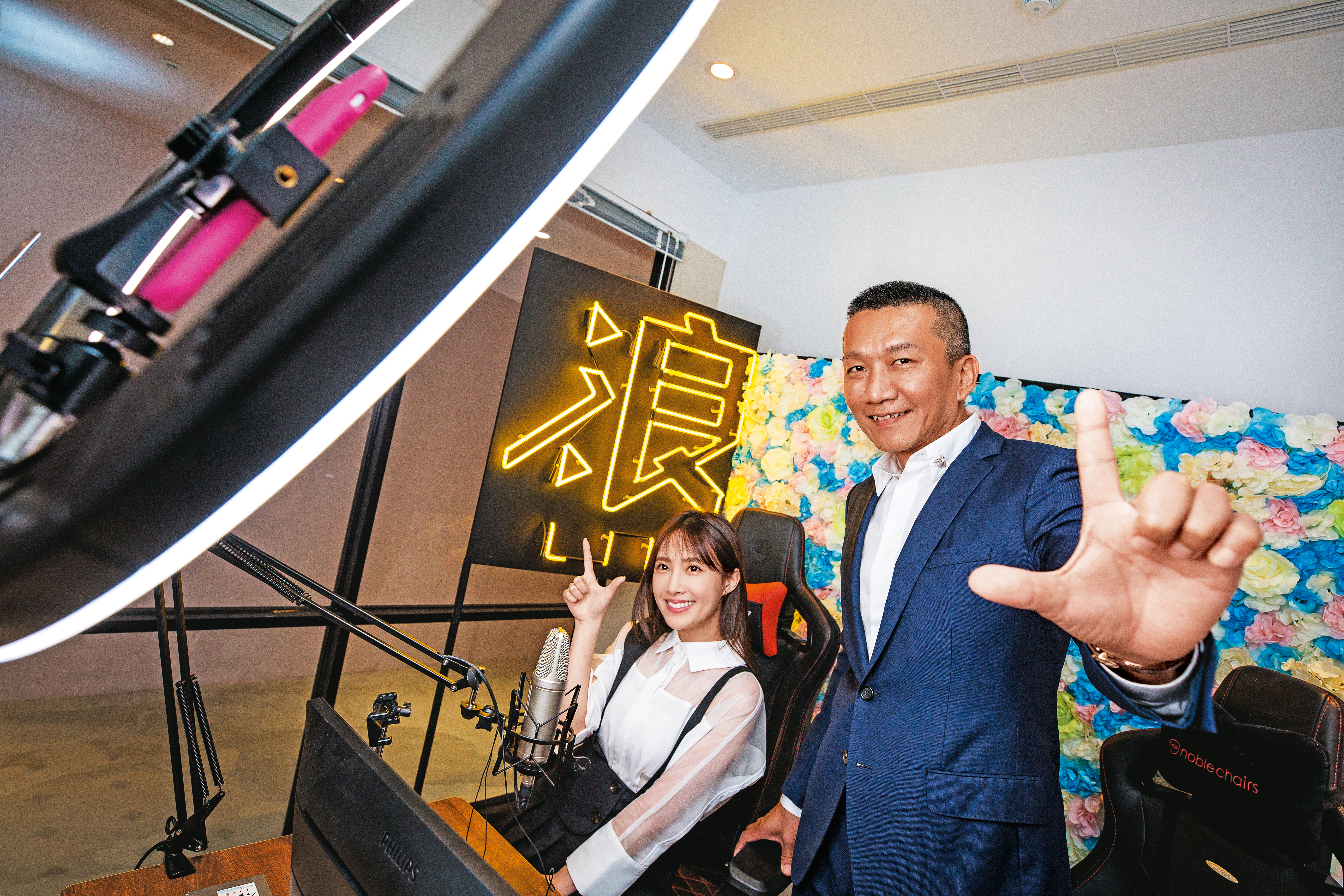 浪LIVE強調才藝及綠色直播路線，APP下載總量已破500萬。董事長王冠中（右）將領導公司產業升級並布局海外。左為公司第1個簽下全經紀約的直播主鄔又曦。