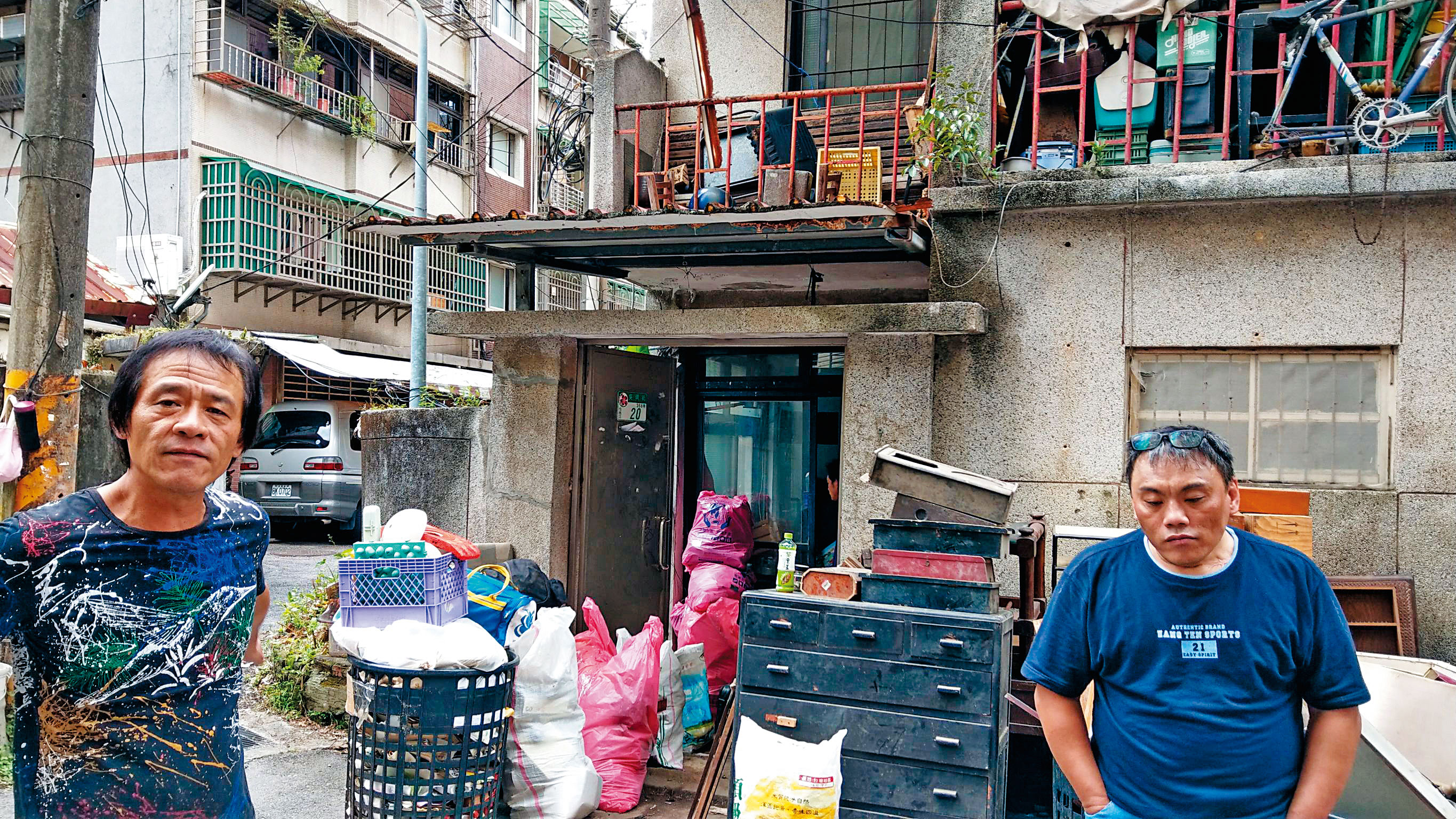 林俊華（左）及宋藍田（右）自稱是債主，出現在司馬中原舊宅門前追債。