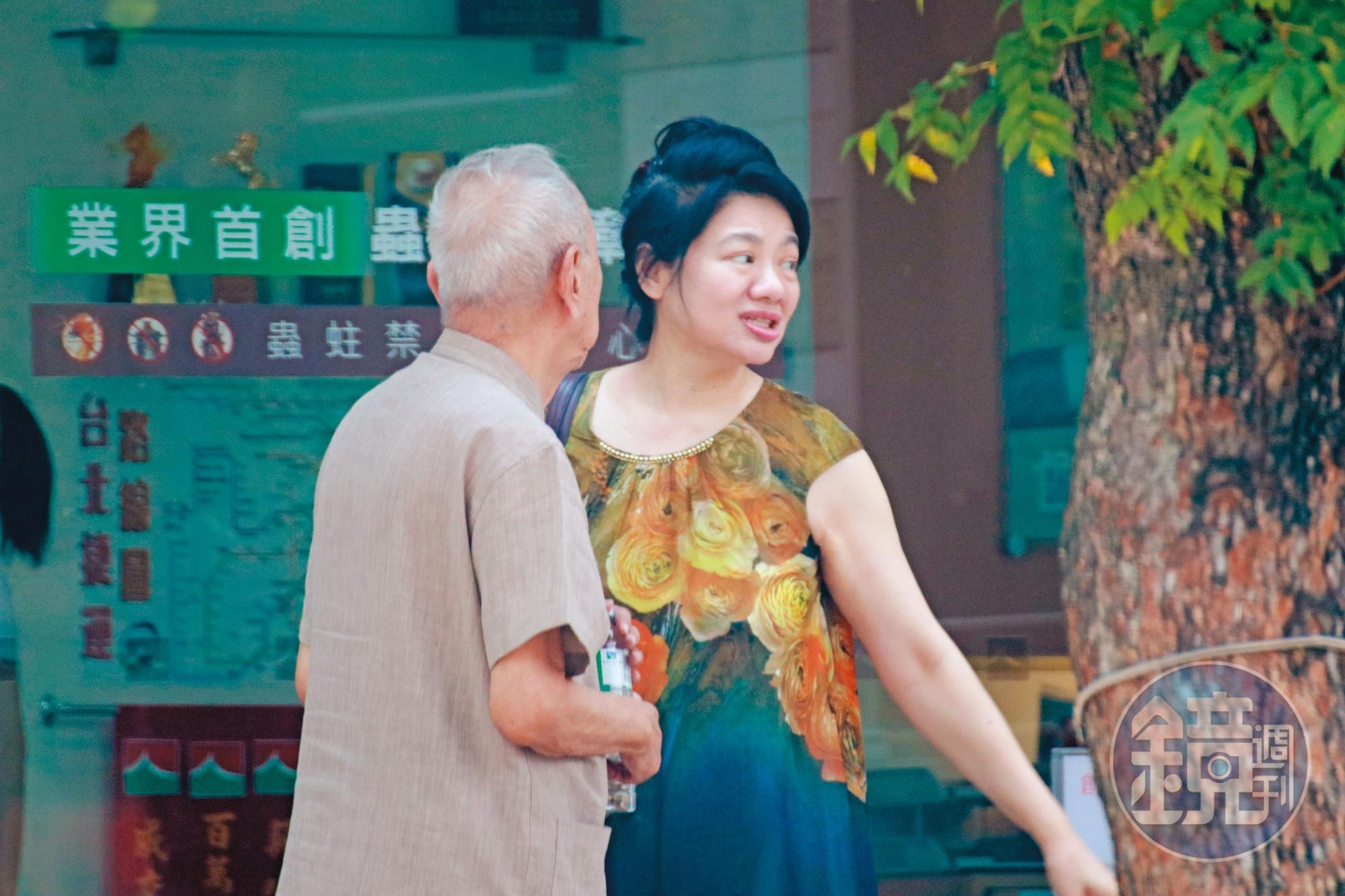 司馬中原（左）去年與陳女（右）交往，一度有意結婚，還被陳女帶去找房仲，要將上億元房產出售。