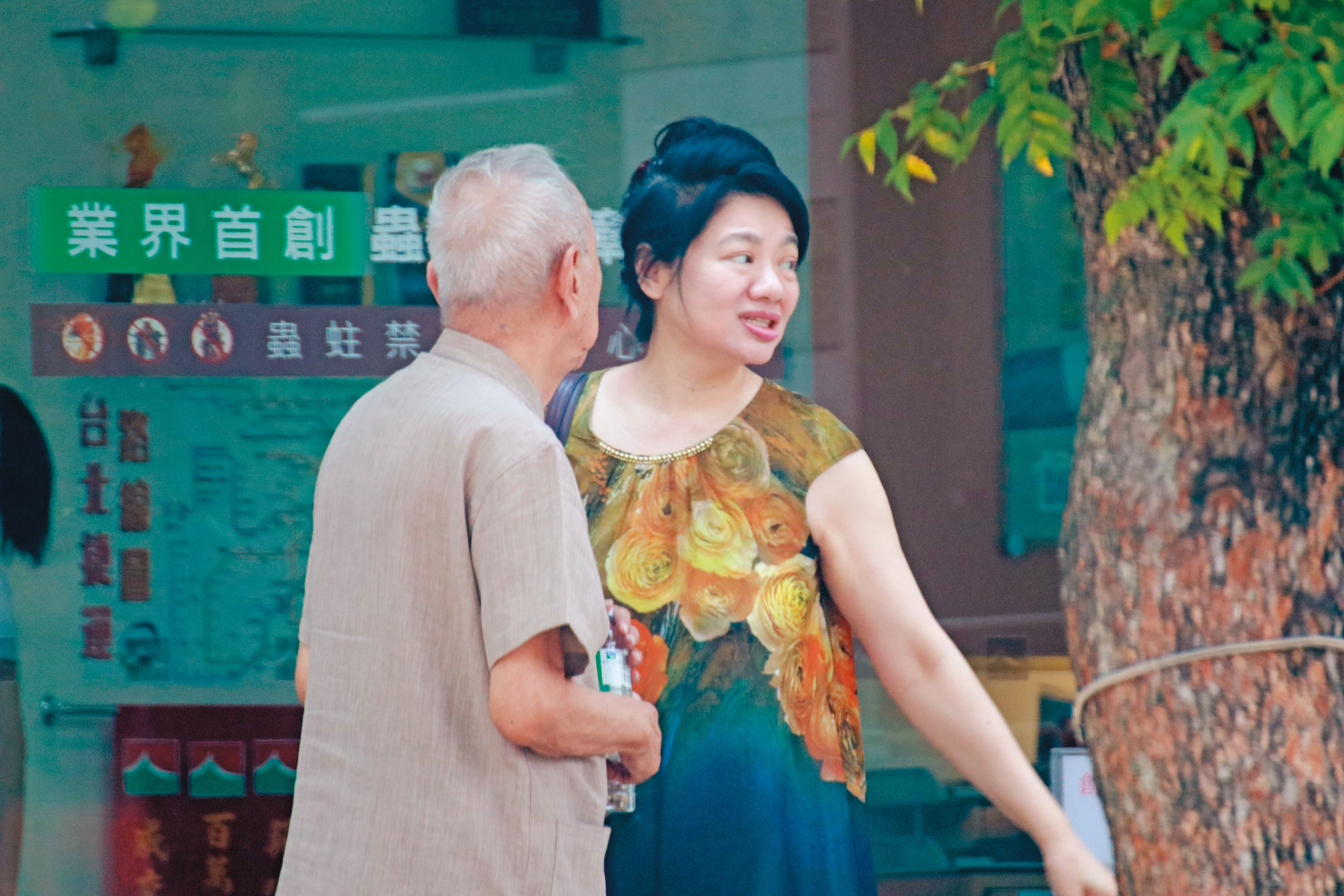 司馬中原（左）去年與陳女（右）交往，一度有意結婚，還被陳女帶去找房仲，要將上億元房產出售。