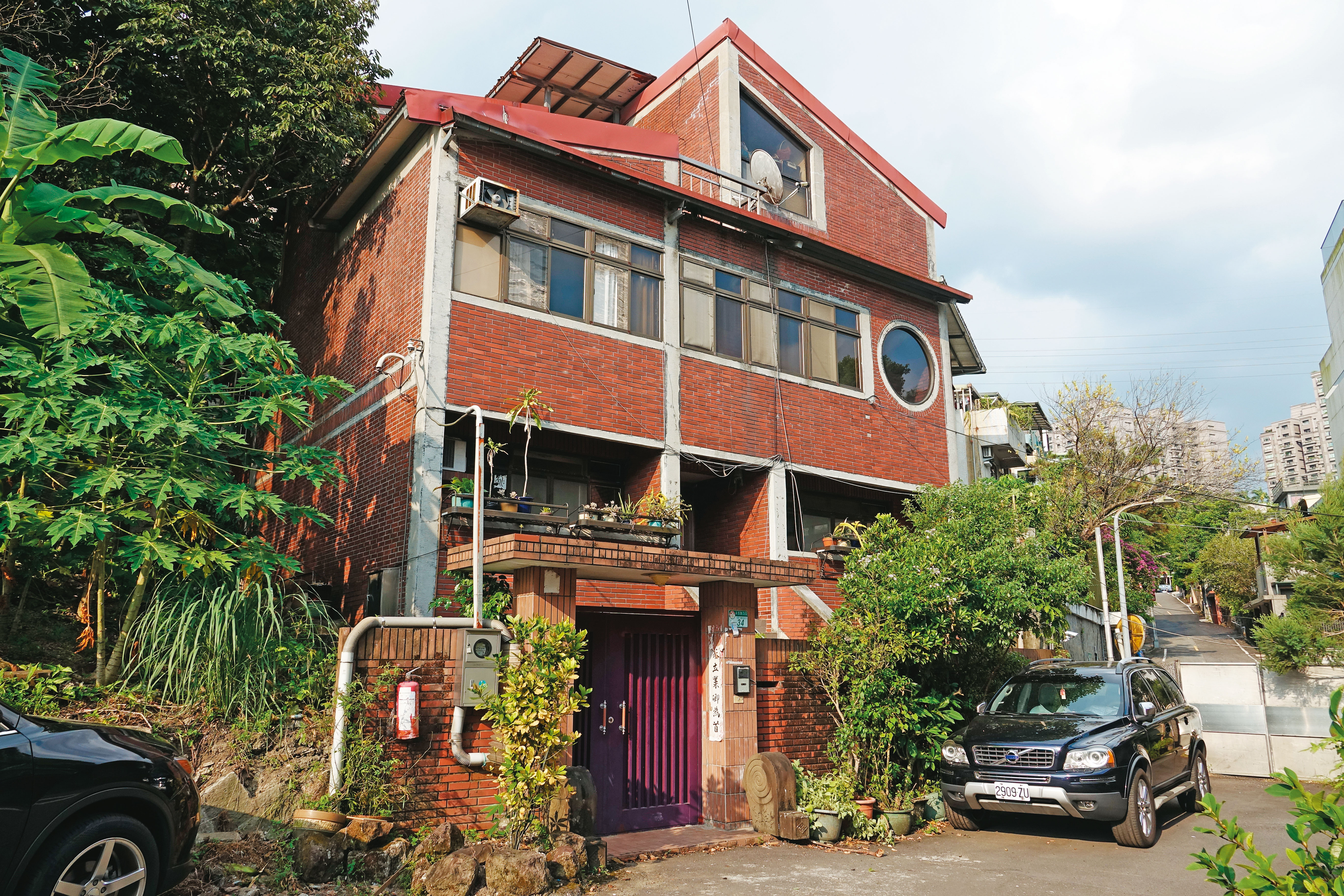 司馬中原位於台北市文山區的豪宅市值上億元，卻遭黑道覬覦，家人擔心日後房子出售也沒命可花。