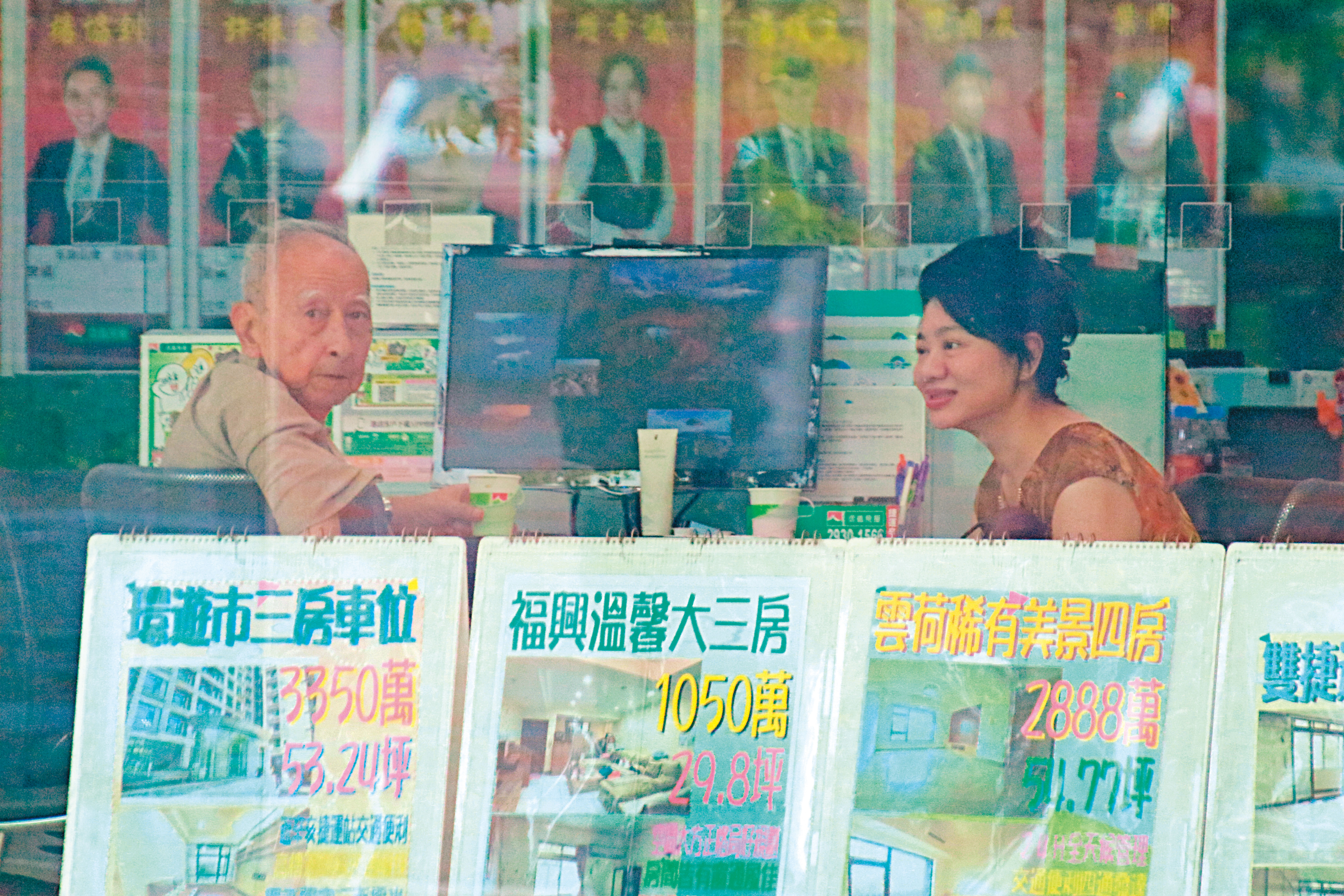 司馬中原（左）與陳女（右）去年遭本刊直擊熱戀，並一起去房屋仲介洽談賣屋，陳女現已離開司馬家。