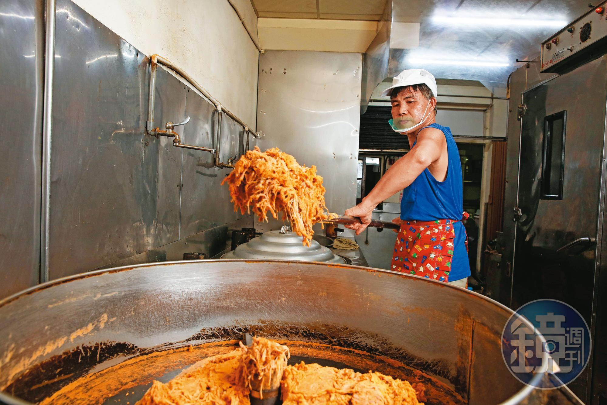 現宰溫體豬肉得在屠宰後4小時內下鍋，葉日棟守在鍋爐前持續翻攪，直到肉汁收乾。