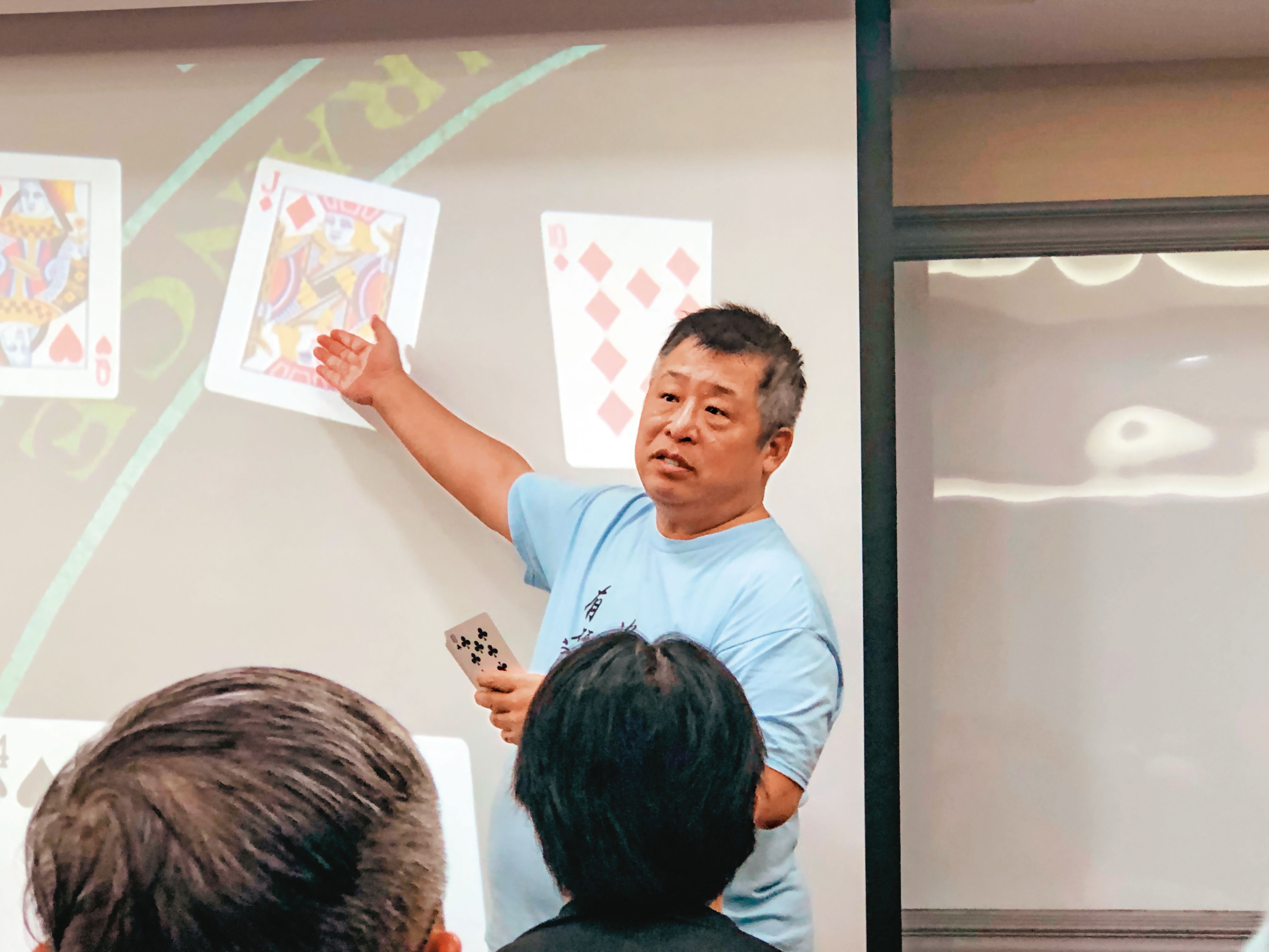 號稱「台灣賭神」的戴子郎，遭不少學員指控開課斂財。