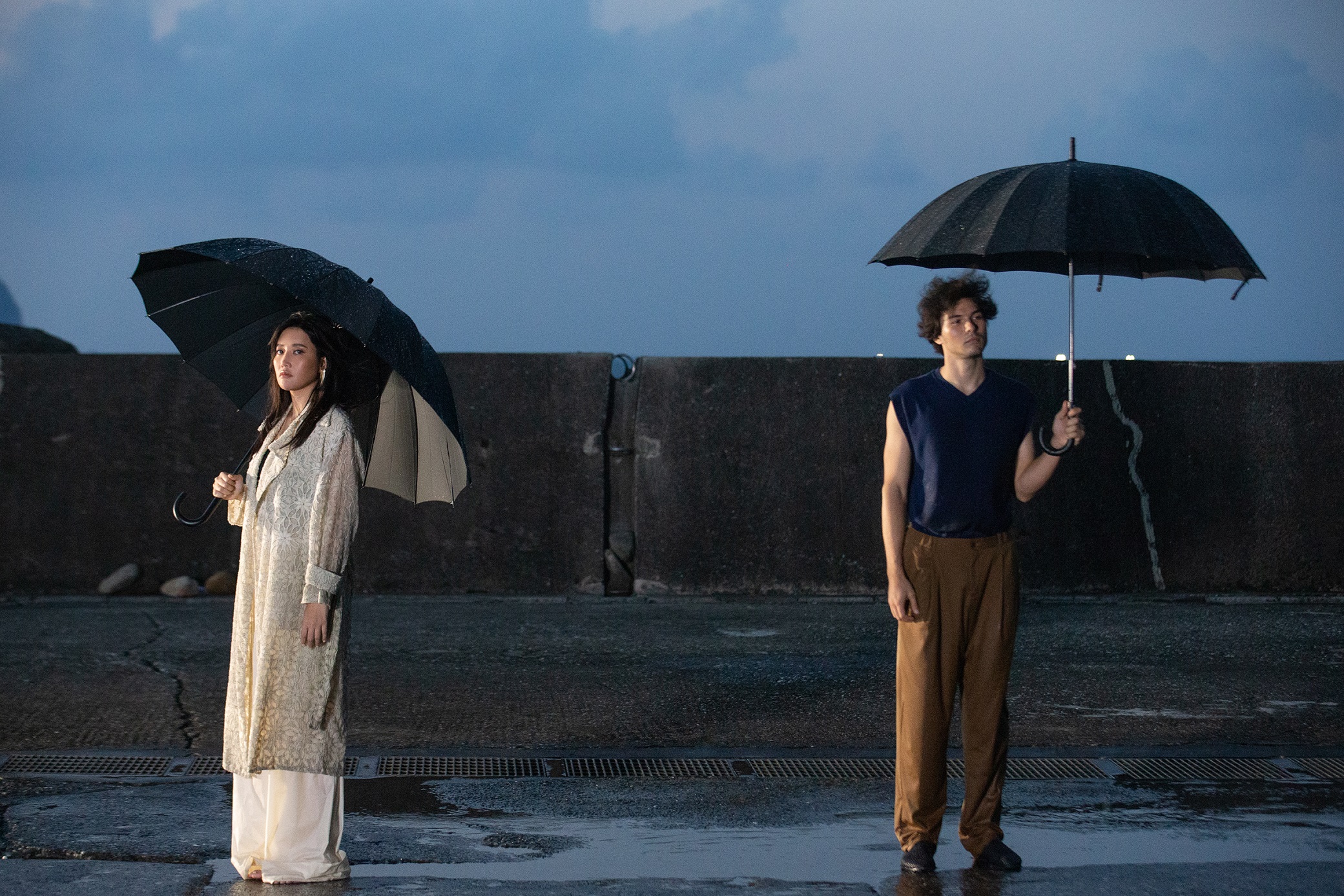 導演特地安排到北海岸拍攝，讓2人在海邊淋雨。（索尼音樂提供）